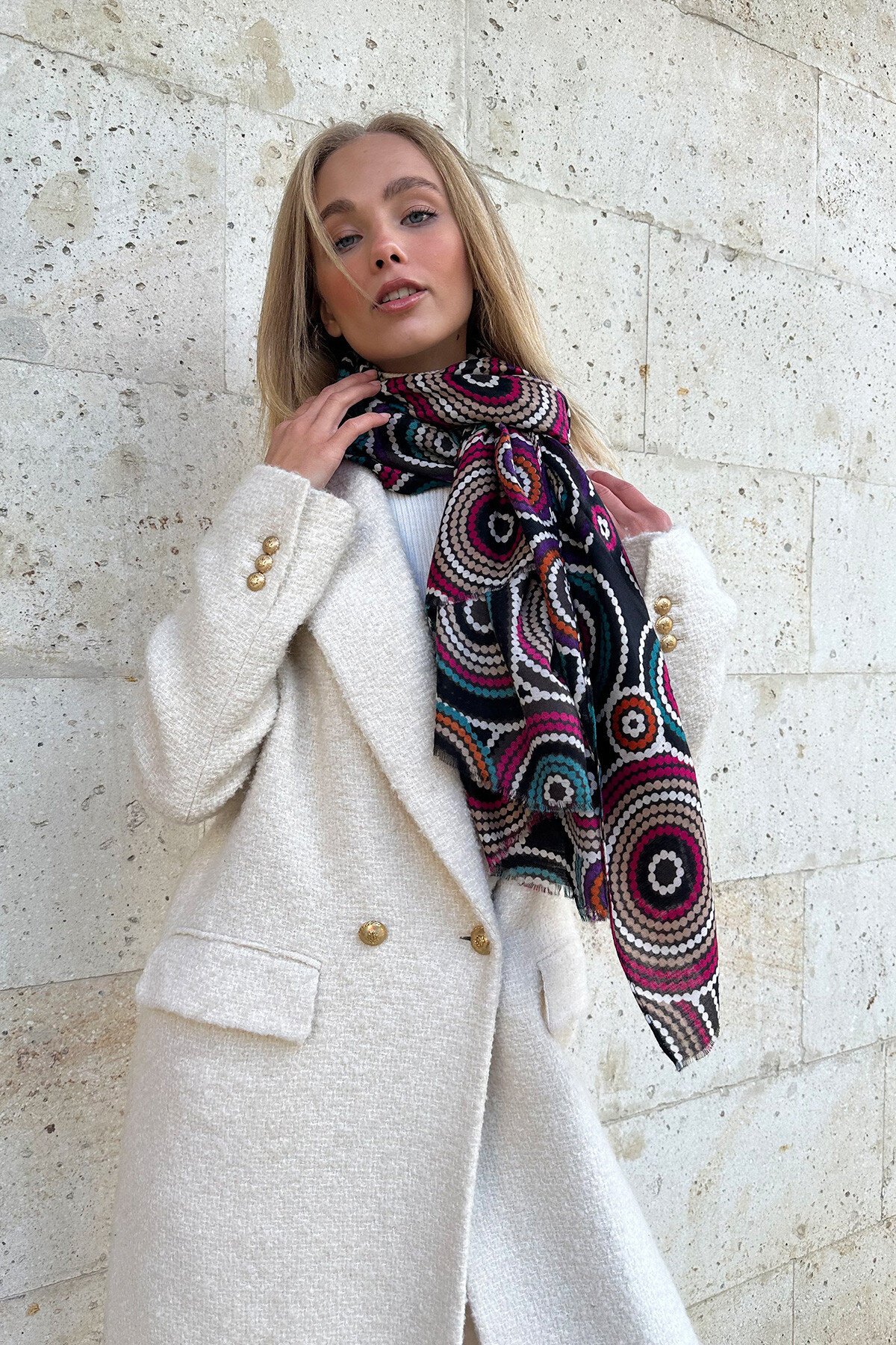 Siyah Desenli Püskül Detaylı Desenli Şal