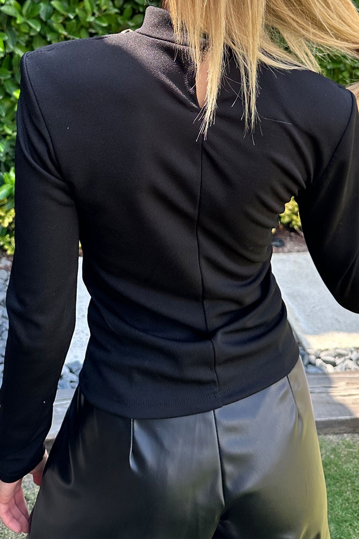 Siyah Dik Yaka Düğme Detaylı Vatkalı Krep Örme Bluz