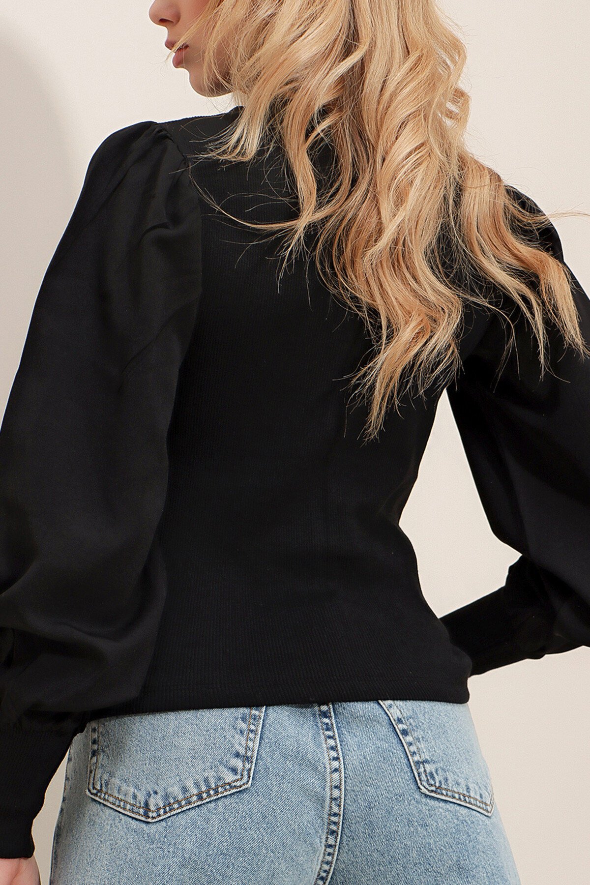 Siyah Dik Yaka İnce Fitilli Prenses Poplin Kol Dokuma Bluz