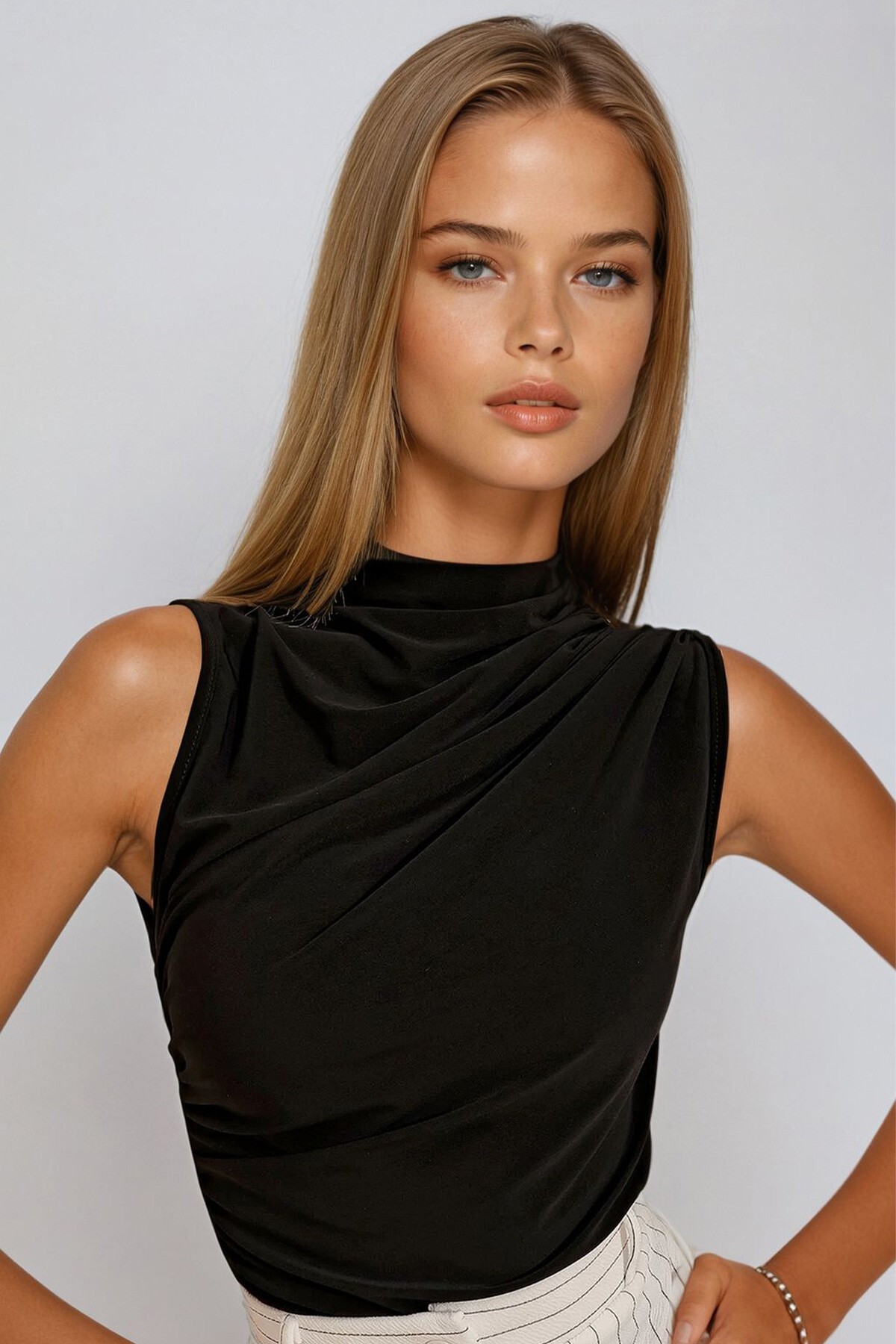 Siyah Dik Yaka Omuz Drapeli Kolsuz Sandy Bluz