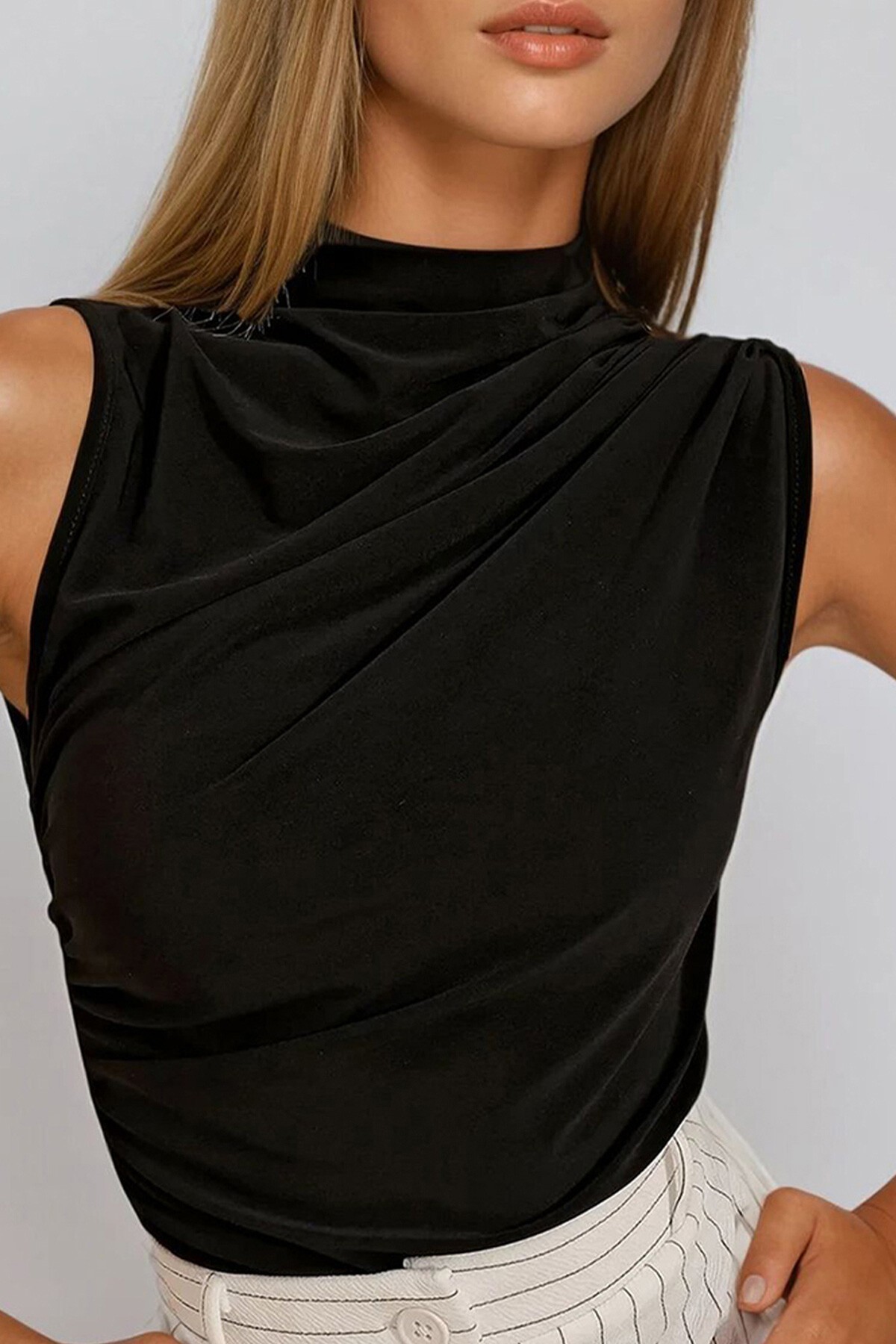 Siyah Dik Yaka Omuz Drapeli Kolsuz Sandy Bluz