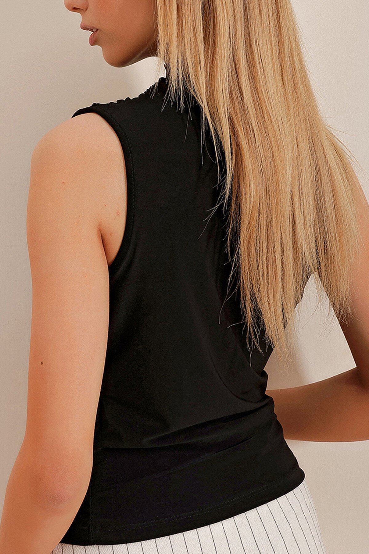 Siyah Dik Yaka Omuz Drapeli Kolsuz Sandy Bluz