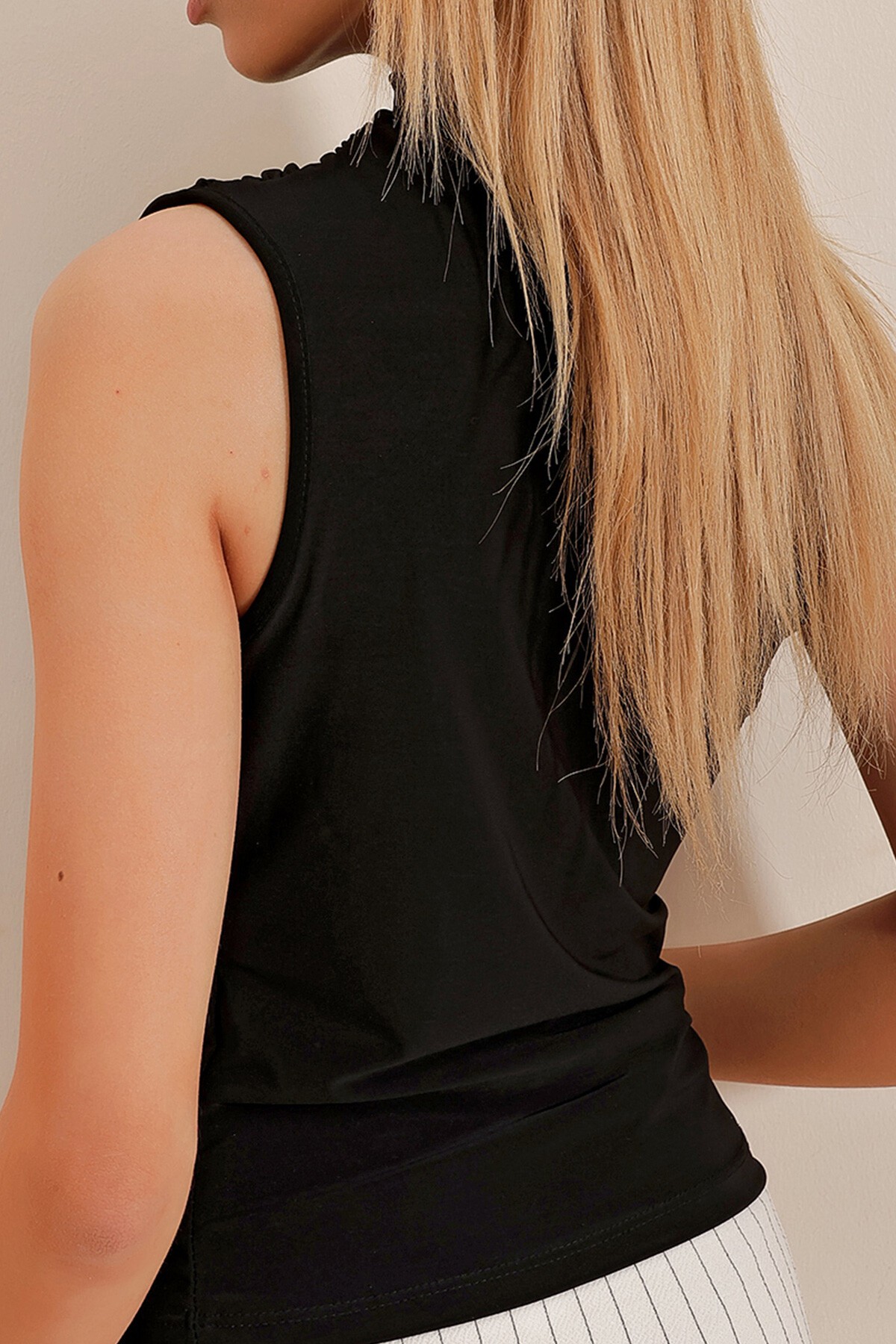 Siyah Dik Yaka Omuz Drapeli Kolsuz Sandy Bluz