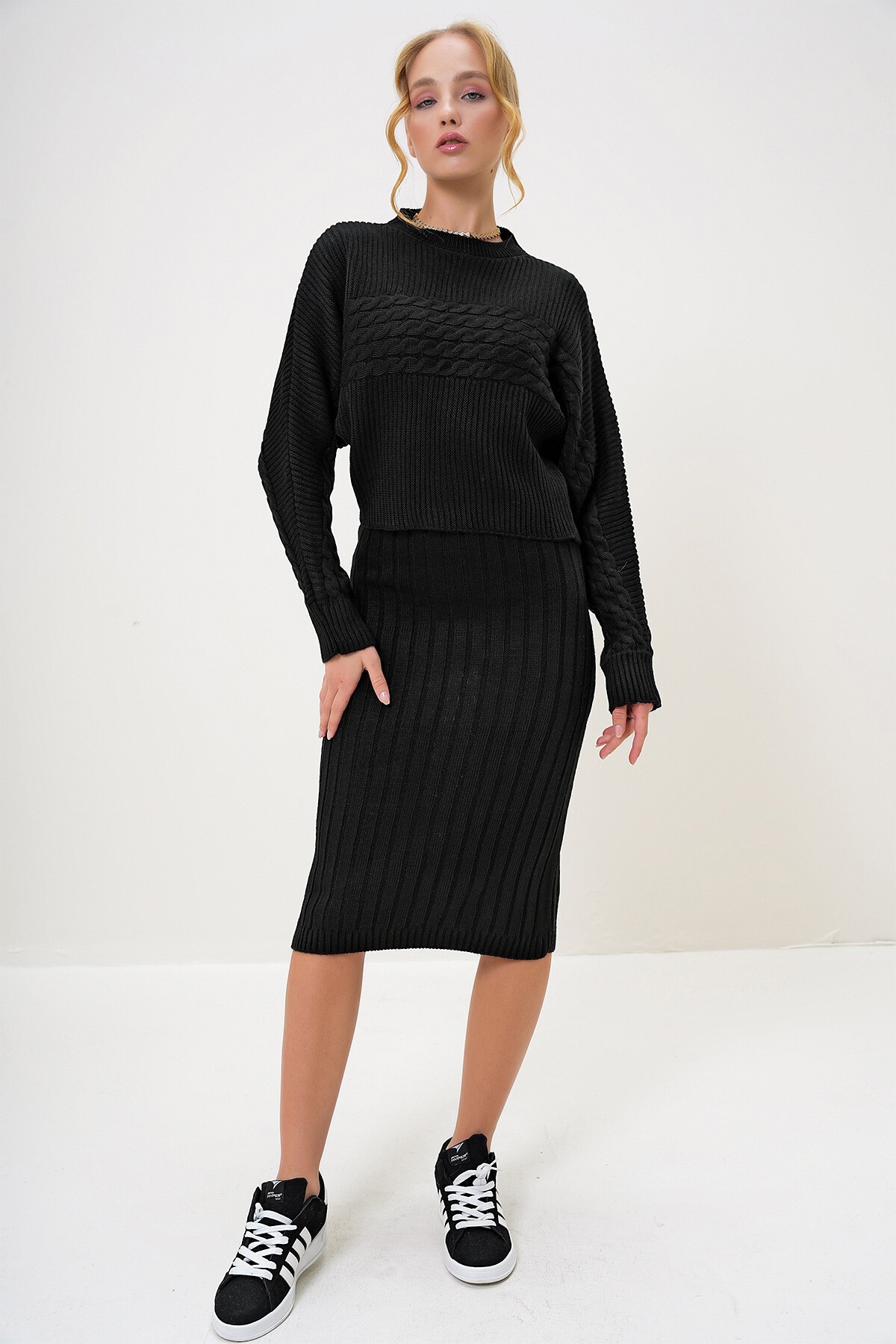 Siyah Dik Yaka Yarasa Kol Crop Kalın Kışlık Kazak Ve Askılı Jile Takım