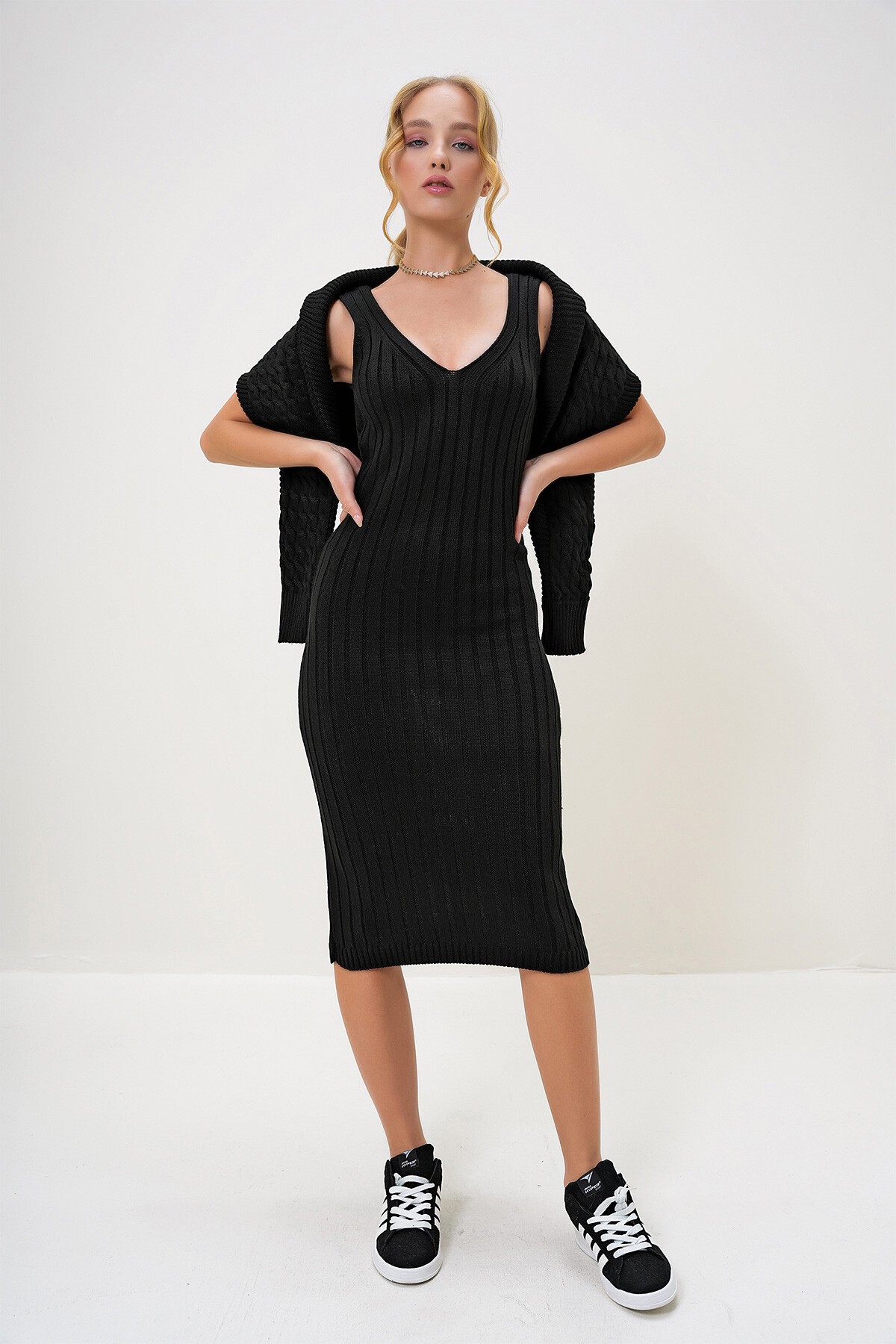 Siyah Dik Yaka Yarasa Kol Crop Kalın Kışlık Kazak Ve Askılı Jile Takım