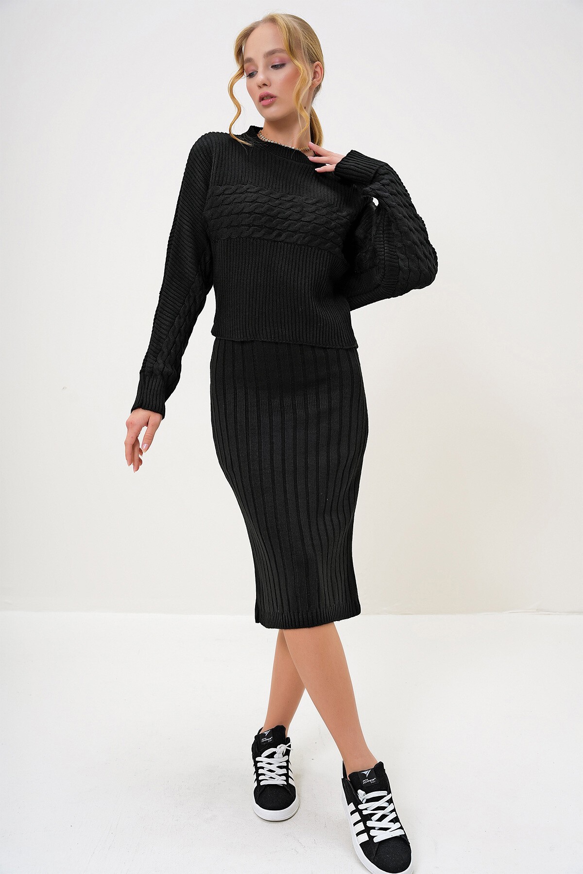 Siyah Dik Yaka Yarasa Kol Crop Kalın Kışlık Kazak Ve Askılı Jile Takım