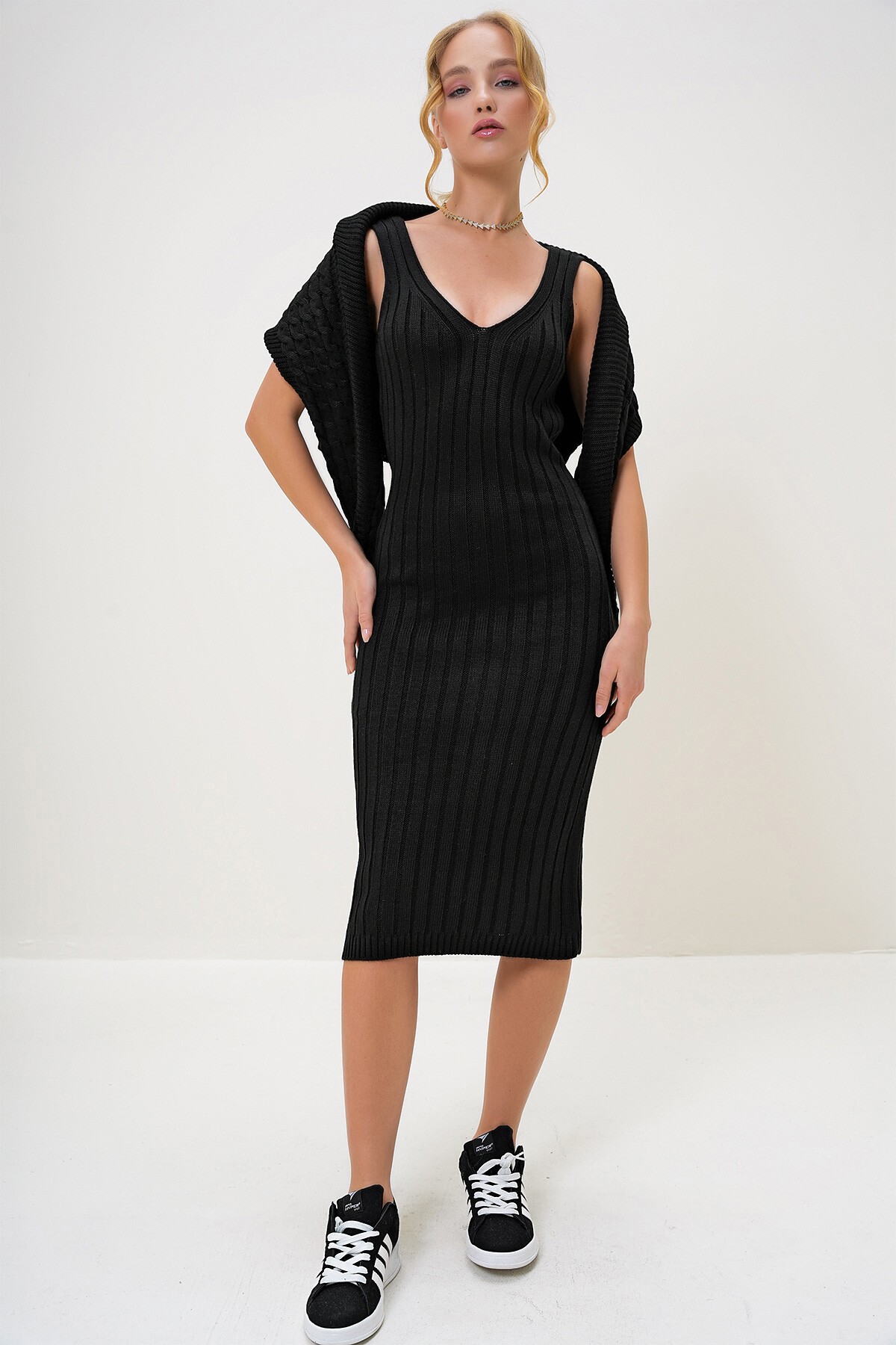 Siyah Dik Yaka Yarasa Kol Crop Kalın Kışlık Kazak Ve Askılı Jile Takım