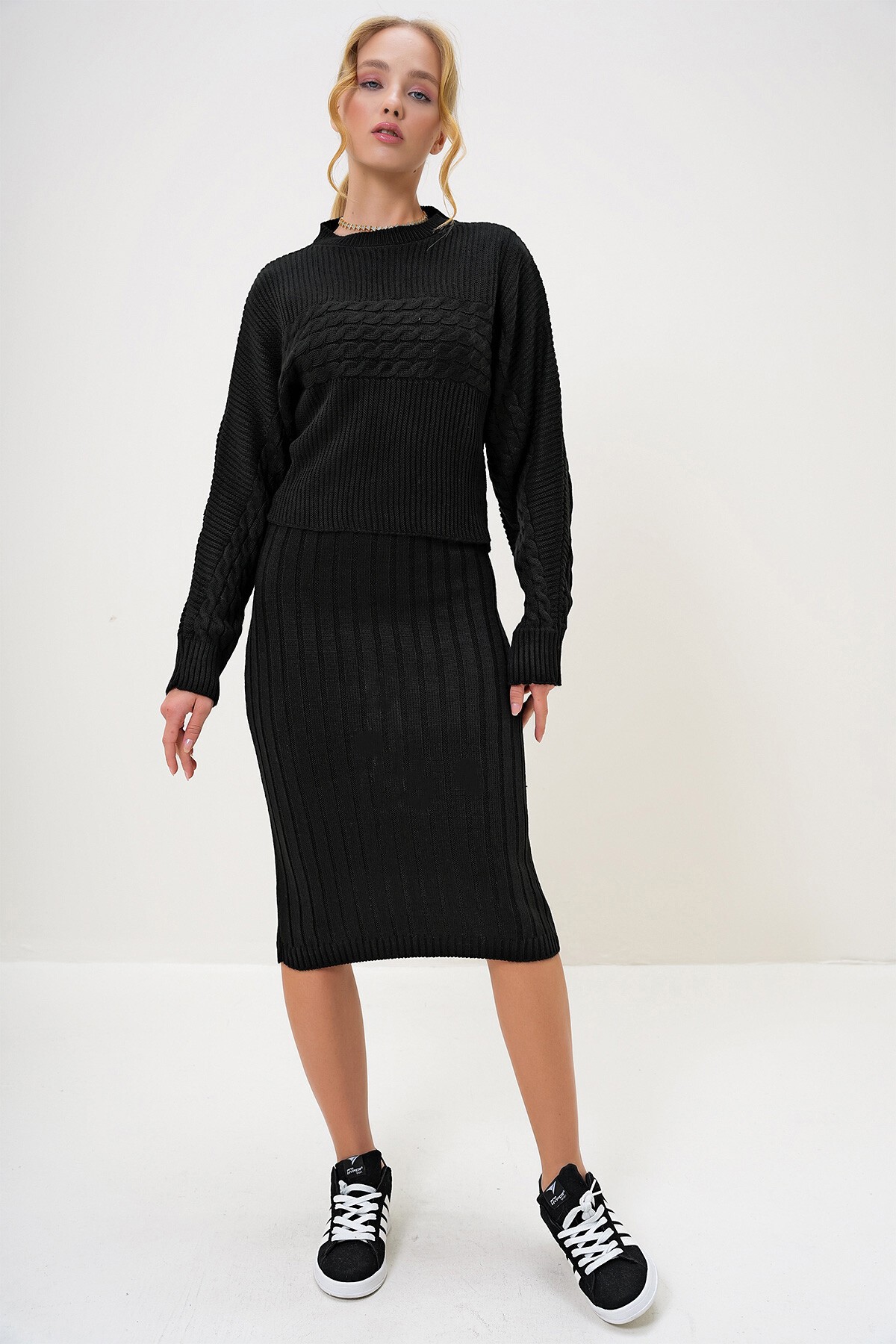 Siyah Dik Yaka Yarasa Kol Crop Kalın Kışlık Kazak Ve Askılı Jile Takım