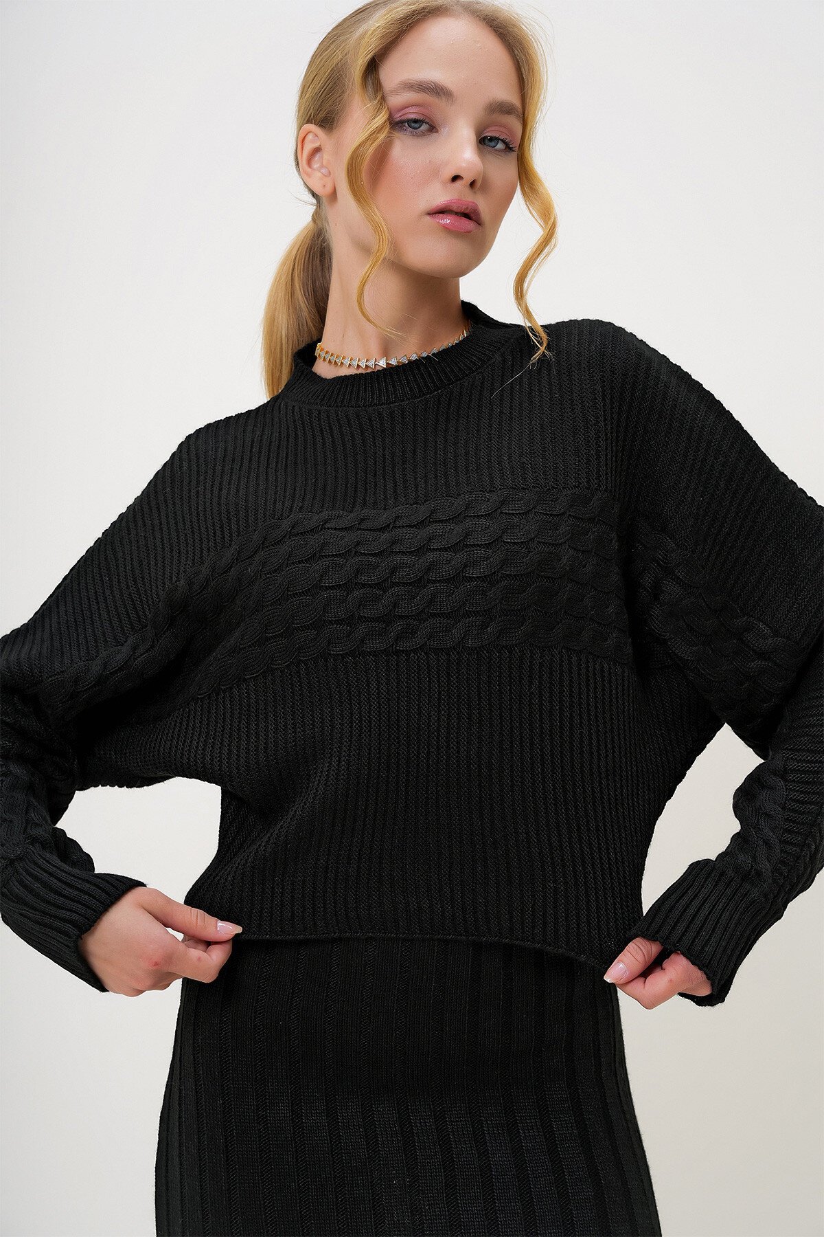 Siyah Dik Yaka Yarasa Kol Crop Kalın Kışlık Kazak Ve Askılı Jile Takım