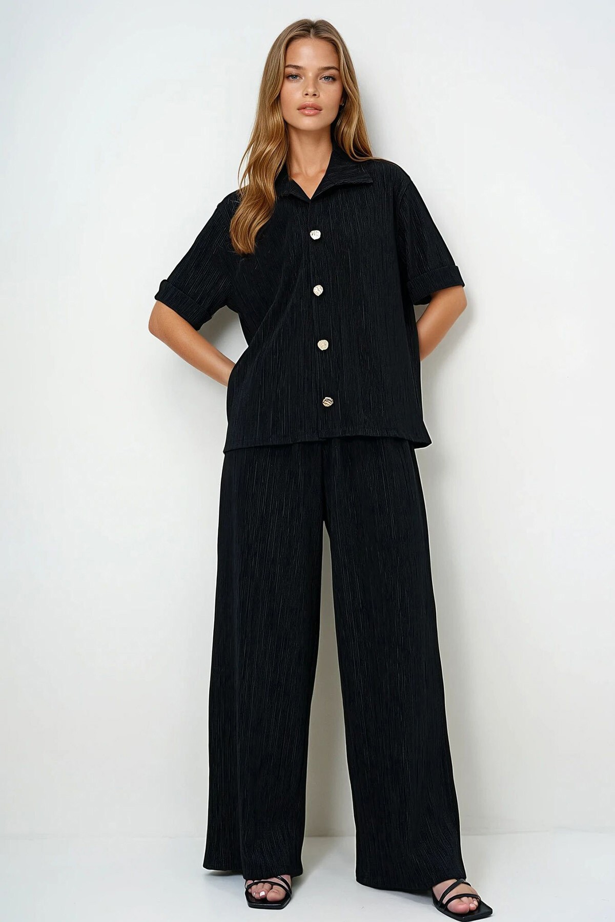Siyah Duble Manşetli Gold Düğme Detaylı Pliseli Gömlek Ve Palazzo Pantolon Takım
