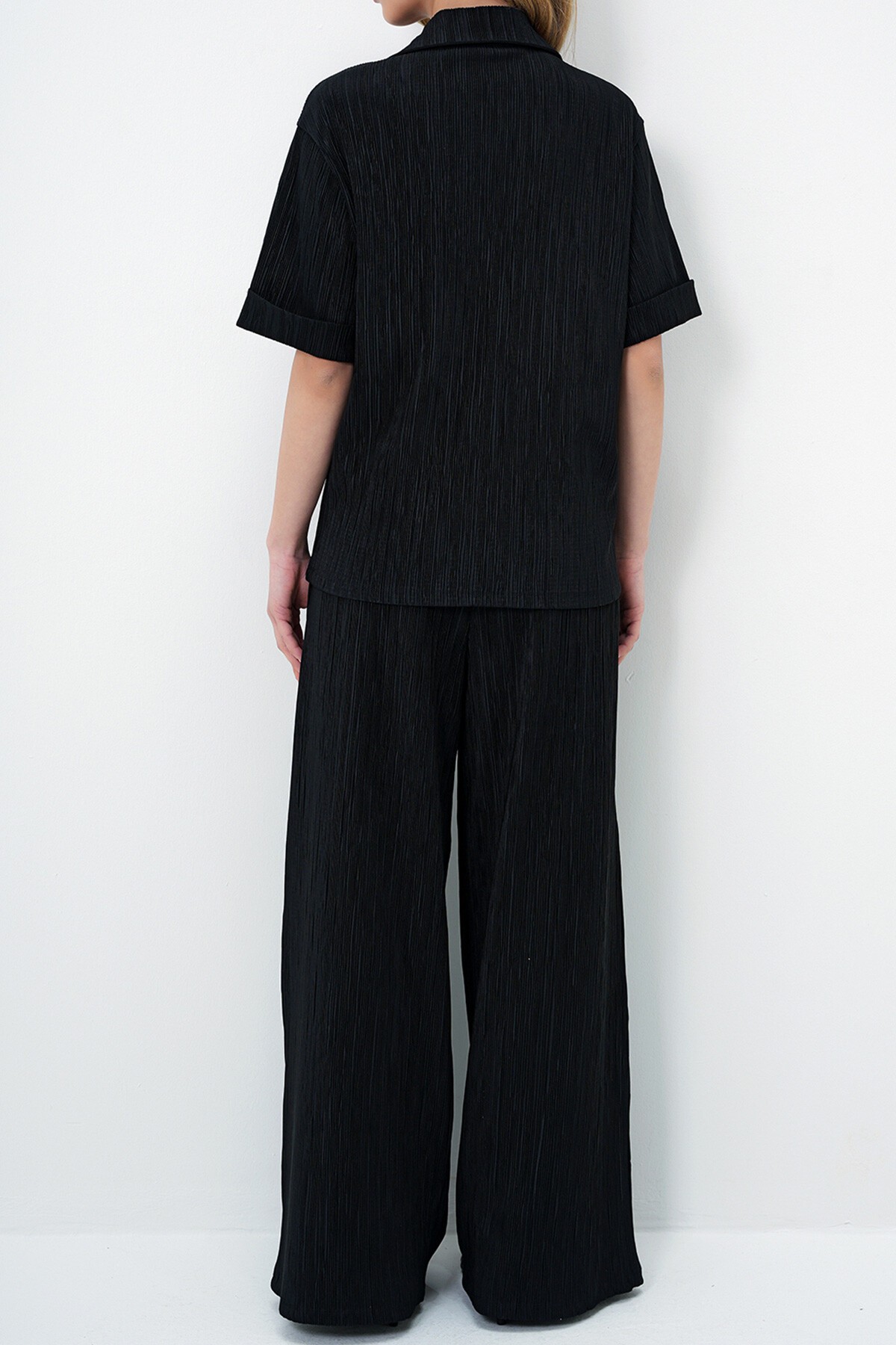 Siyah Duble Manşetli Gold Düğme Detaylı Pliseli Gömlek Ve Palazzo Pantolon Takım