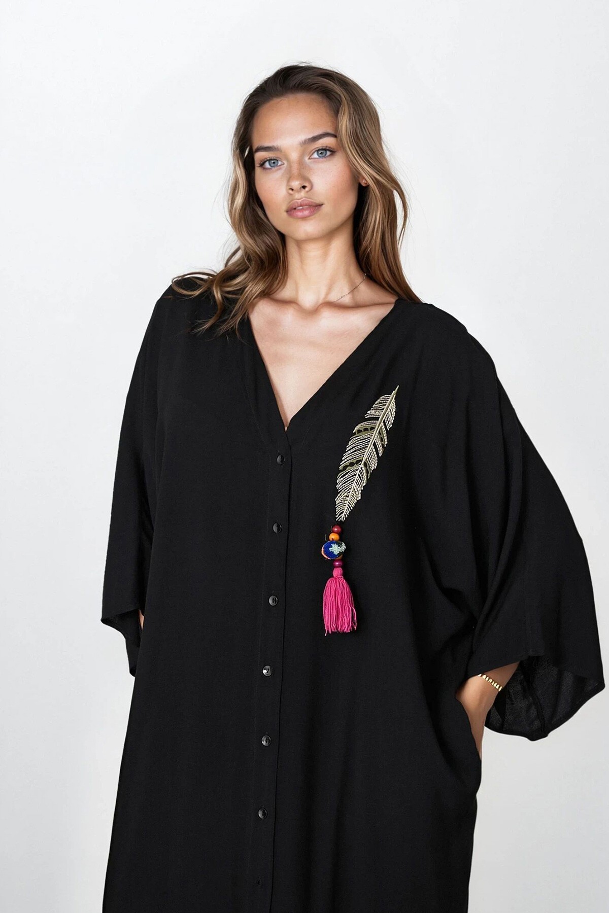 Siyah Düğmeli Çift Cepli Nakışlı Büyük Beden Elbise