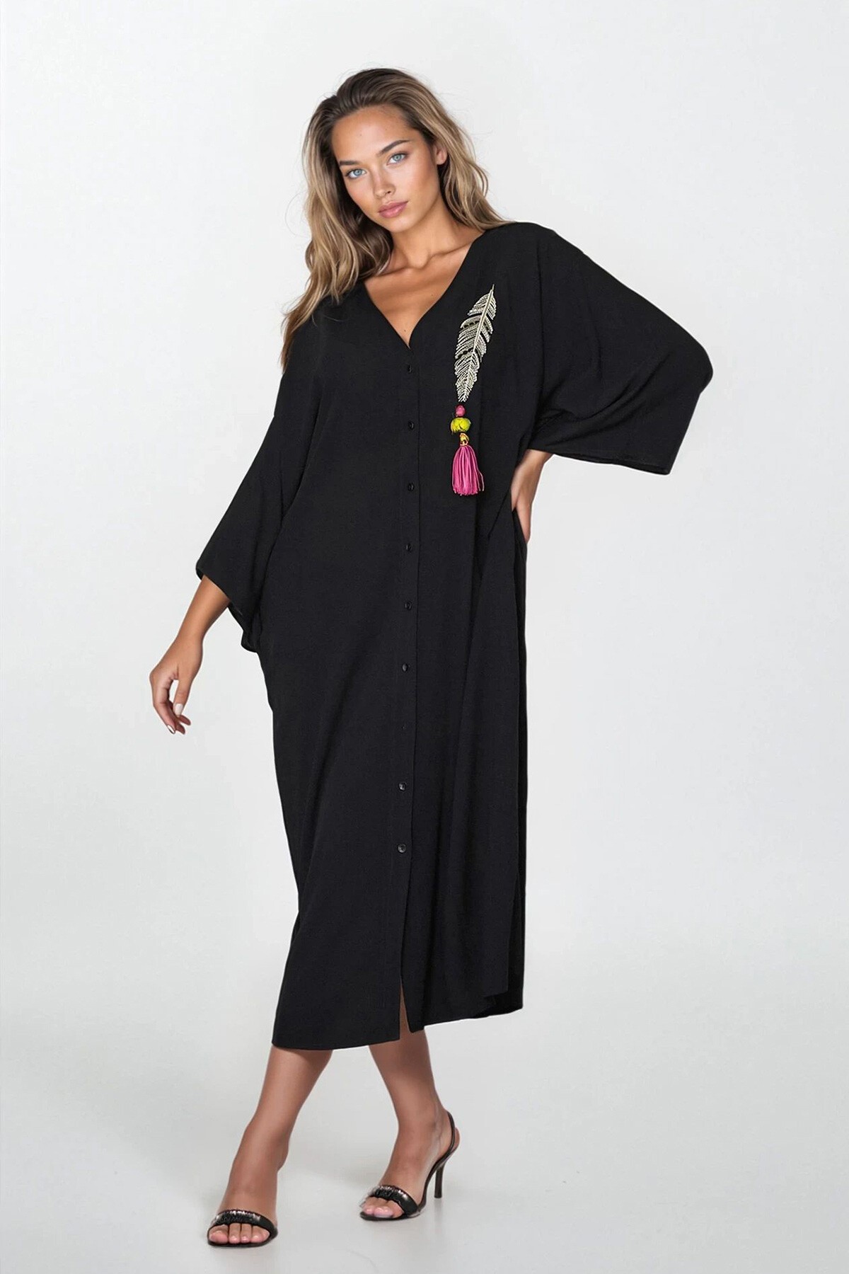 Siyah Düğmeli Çift Cepli Nakışlı Büyük Beden Elbise