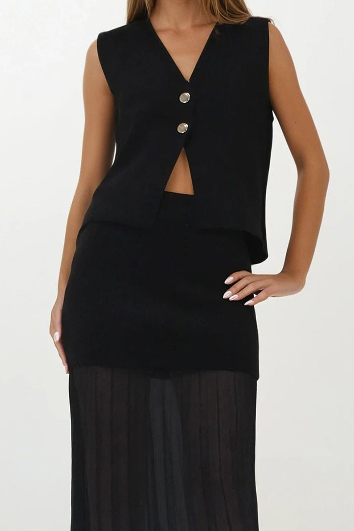Siyah Düğmeli Yelek Ve Piliseli Tasarım Etek Triko Takım
