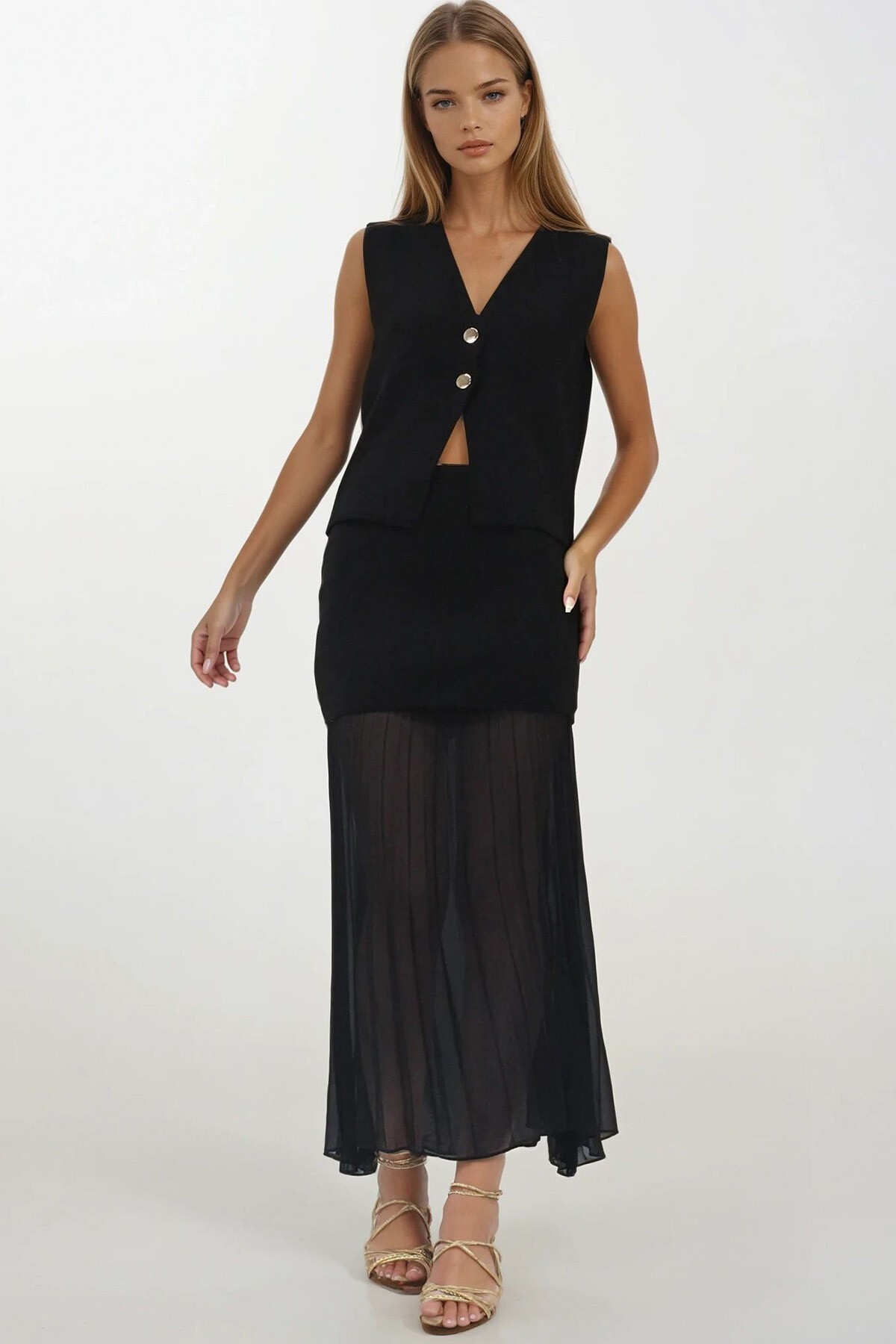 Siyah Düğmeli Yelek Ve Piliseli Tasarım Etek Triko Takım