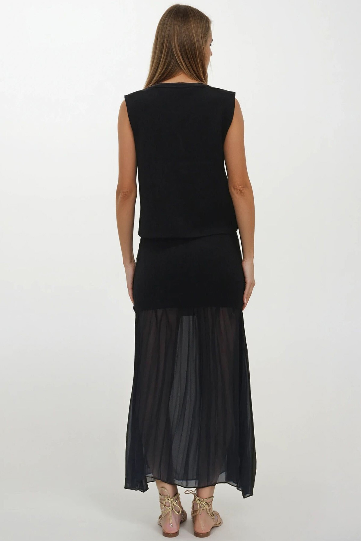 Siyah Düğmeli Yelek Ve Piliseli Tasarım Etek Triko Takım