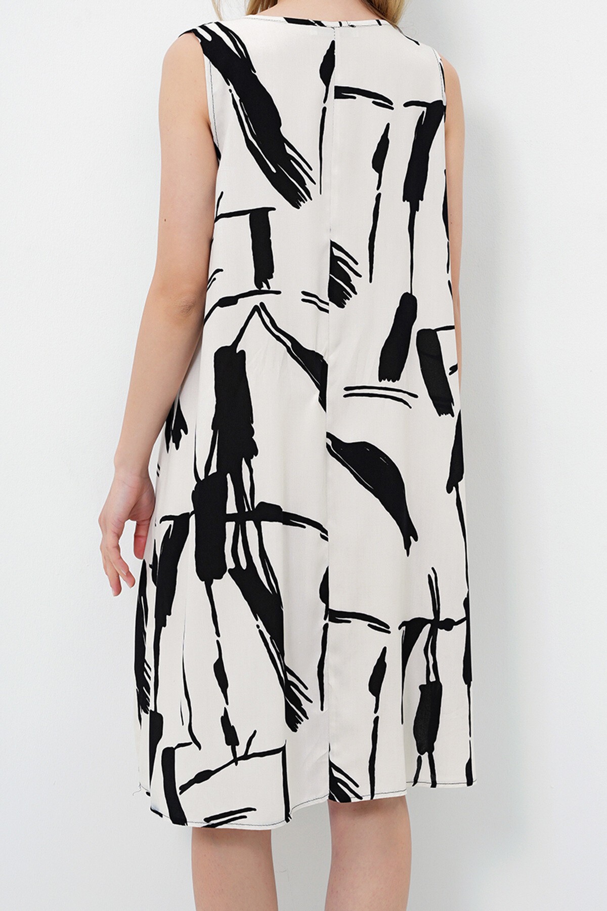 Siyah Ekru Bisiklet Yaka Bağlama Detaylı Midi Boy Yazlık Elbise