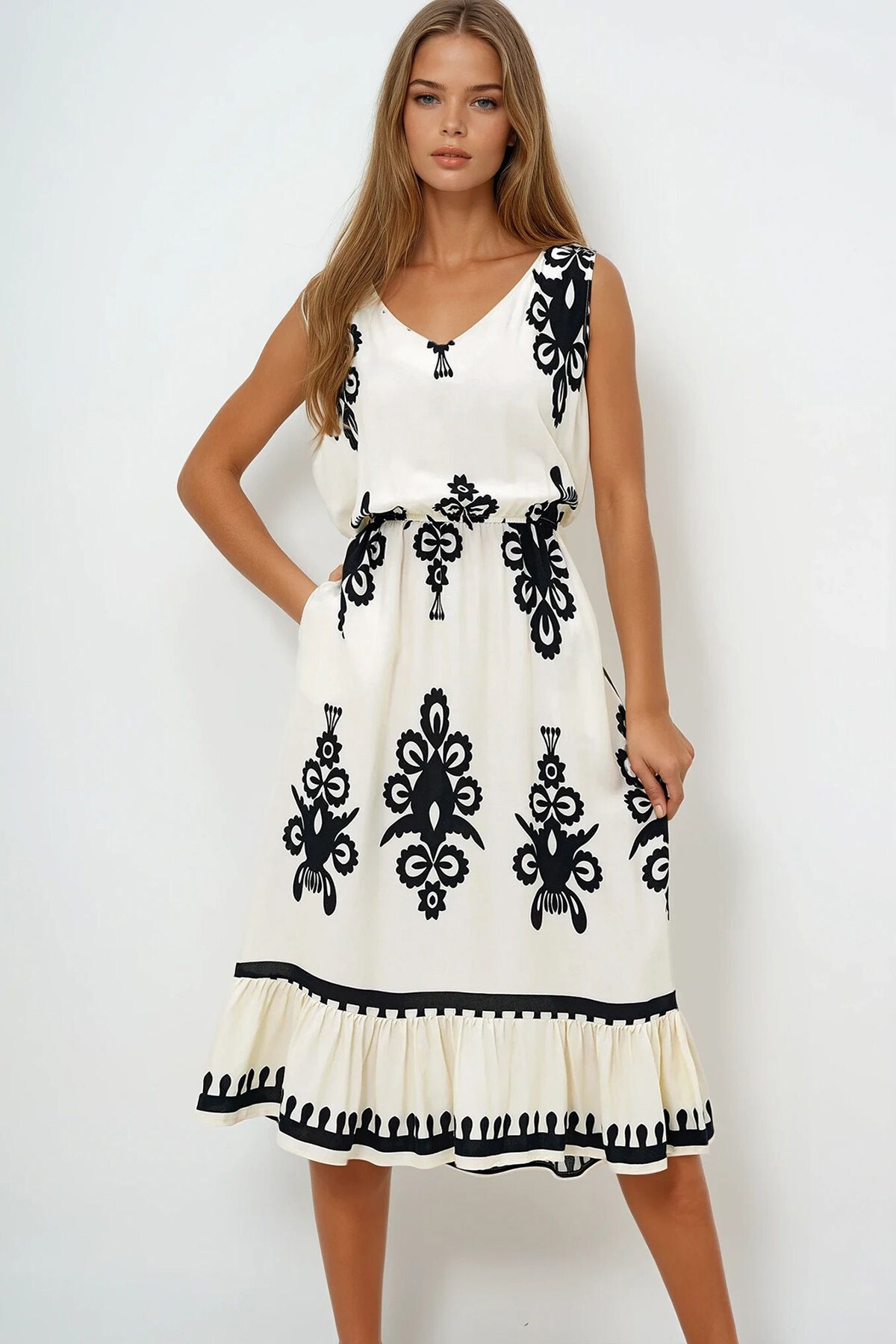 Siyah Ekru Ön Arka V Yaka Desenli Eteği Volanlı Yazlık Dokuma Elbise