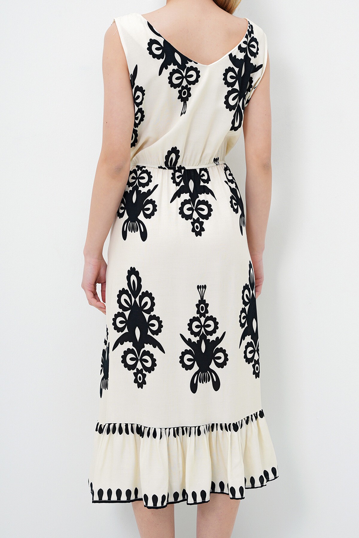 Siyah Ekru Ön Arka V Yaka Desenli Eteği Volanlı Yazlık Dokuma Elbise