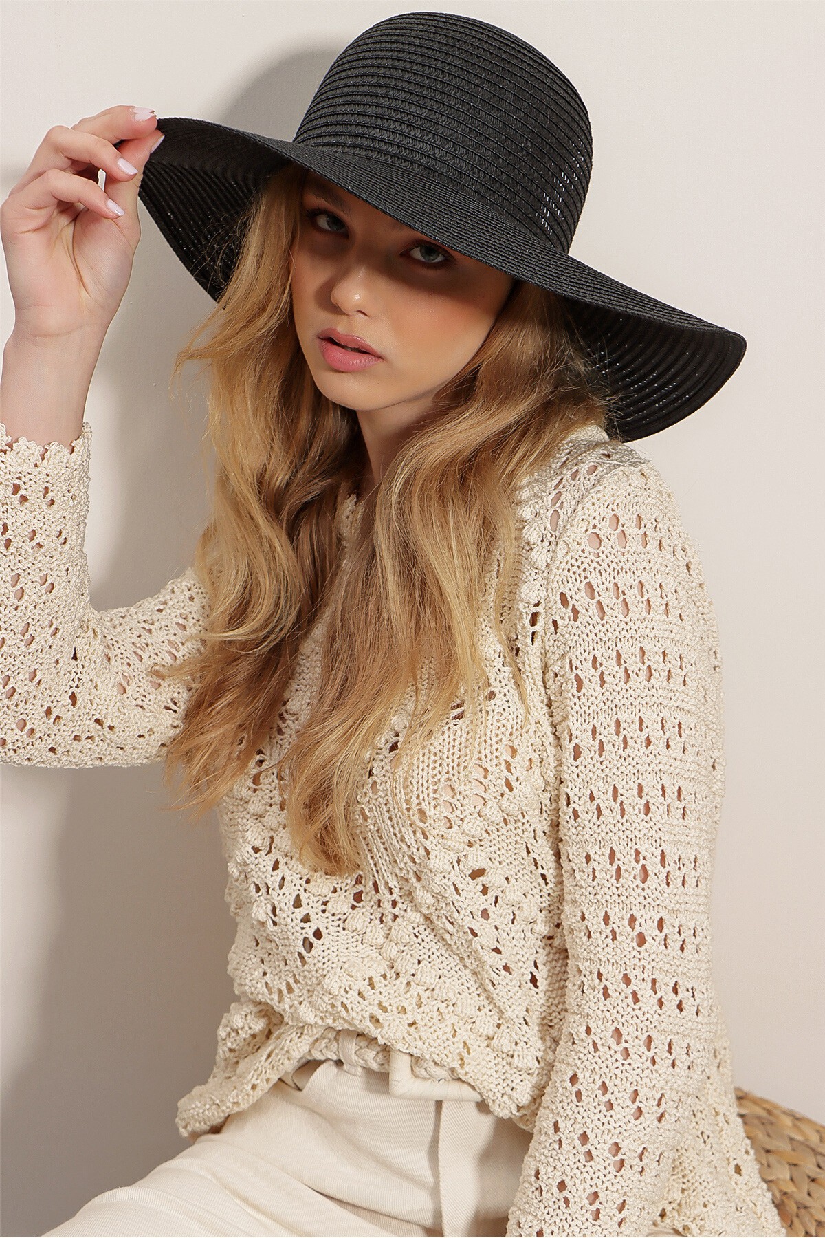 Siyah Geniş Hasır Şapka