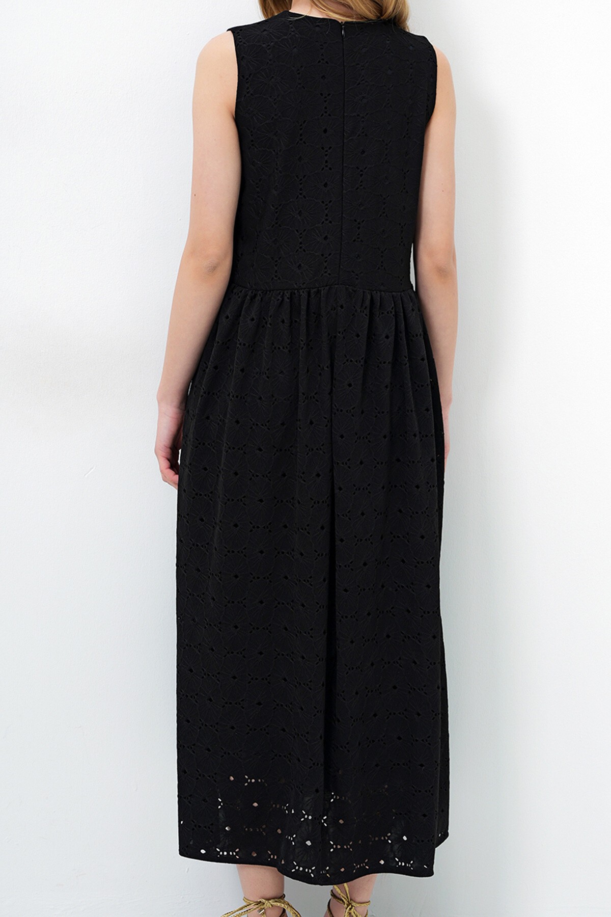 Siyah Gizli Fermuarlı Kolsuz Premium Güpür Elbise