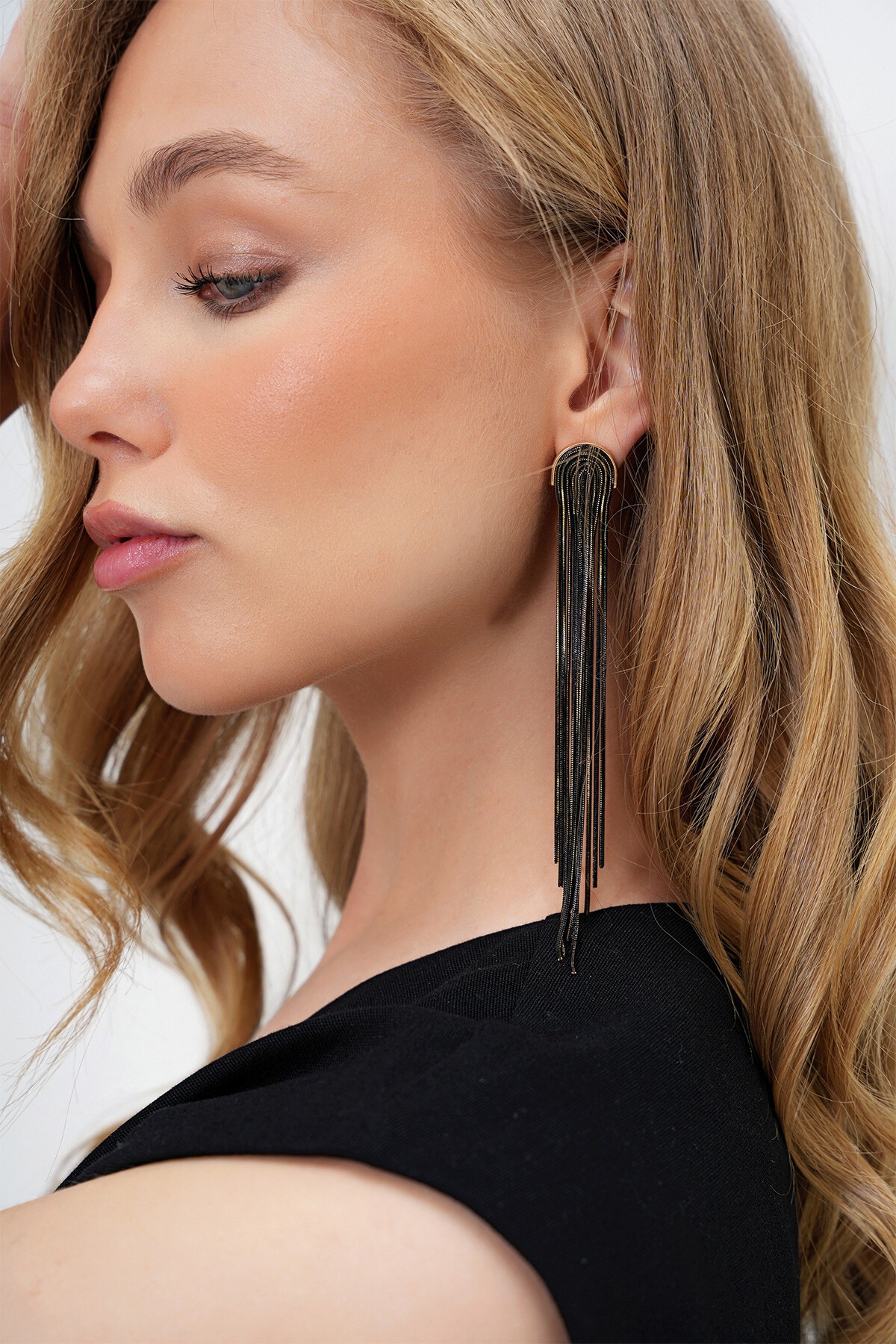 Siyah Gold Detaylı Sallantılı Zincir Küpe