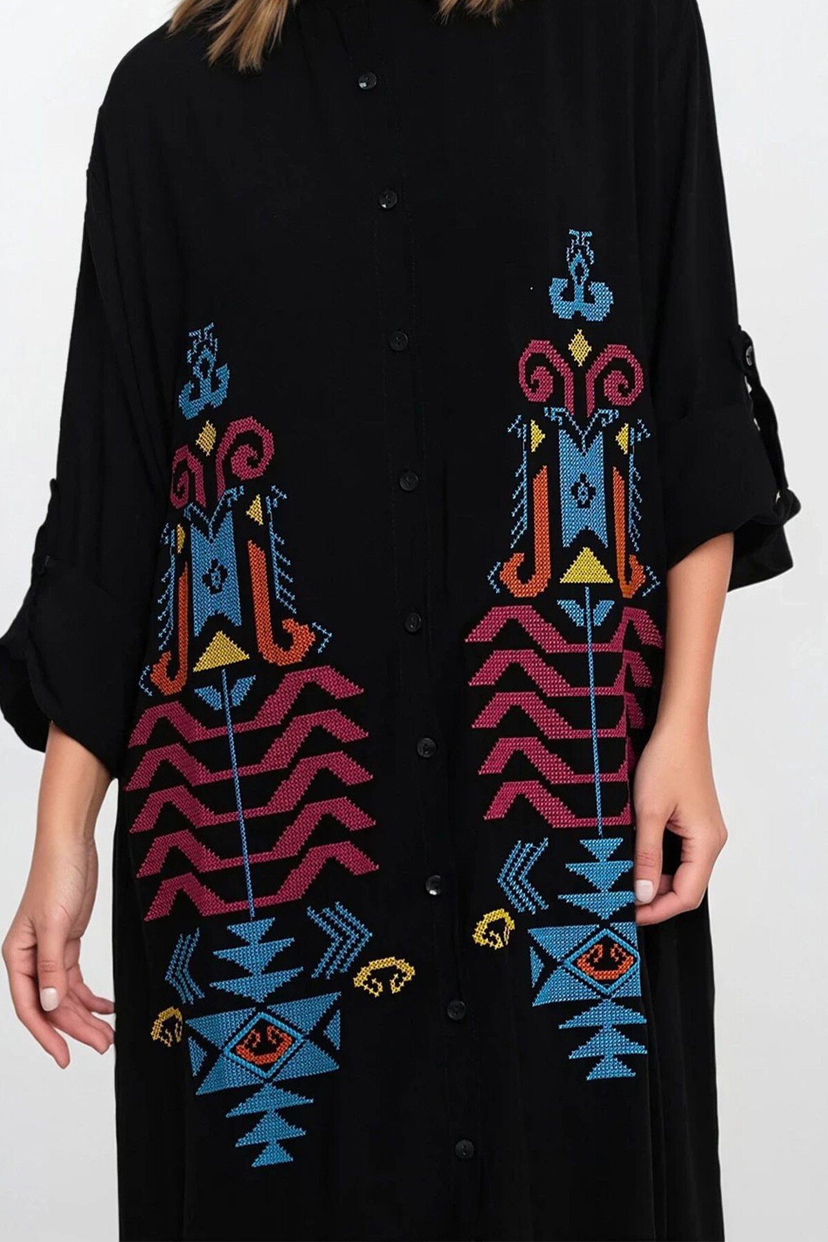 Siyah Gömlek Yaka Düğmeli Nakış İşlemeli Eteği Fırfırlı Büyük Beden Elbise