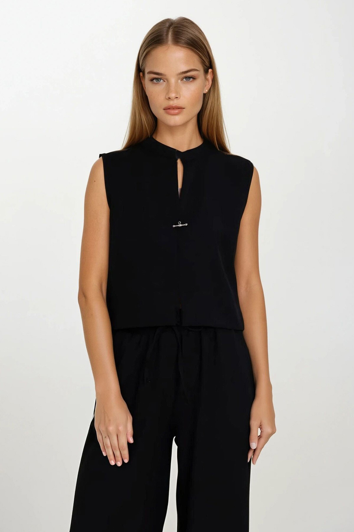 Siyah Hakim Yaka Aksesuar Kapamalı Bluz Ve Bağcıklı Palazzo Pantolon Takım