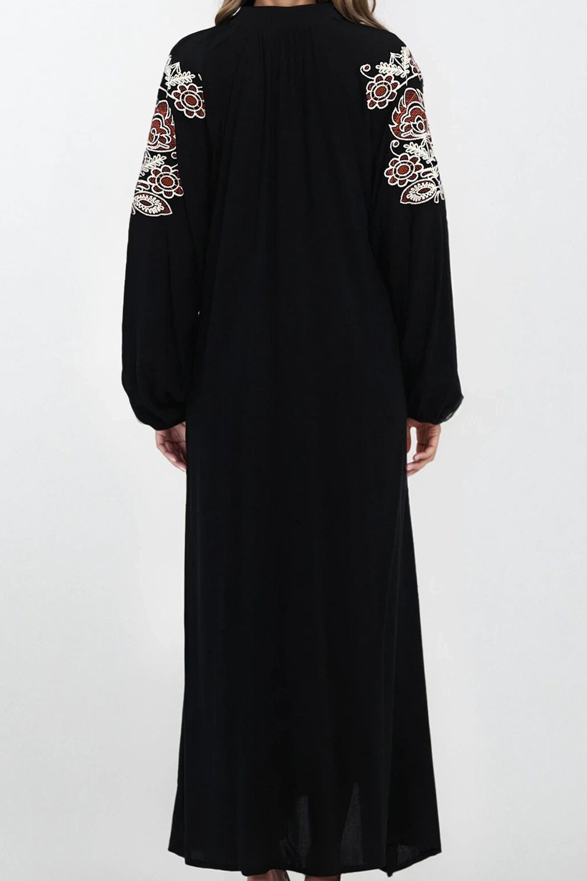 Siyah Hakim Yaka Bağcıklı Nakış İşlemeli Büyük Beden Elbise