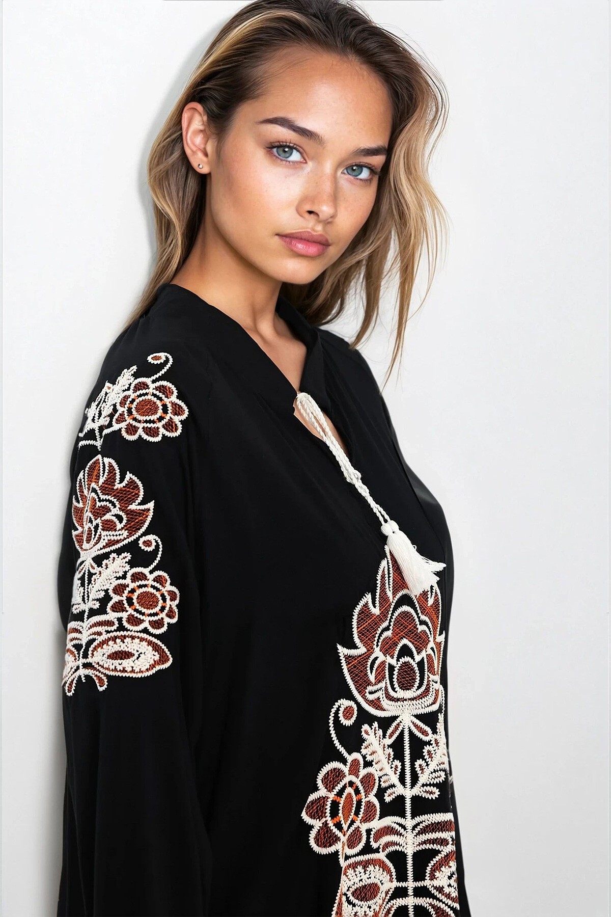 Siyah Hakim Yaka Bağcıklı Nakış İşlemeli Büyük Beden Elbise