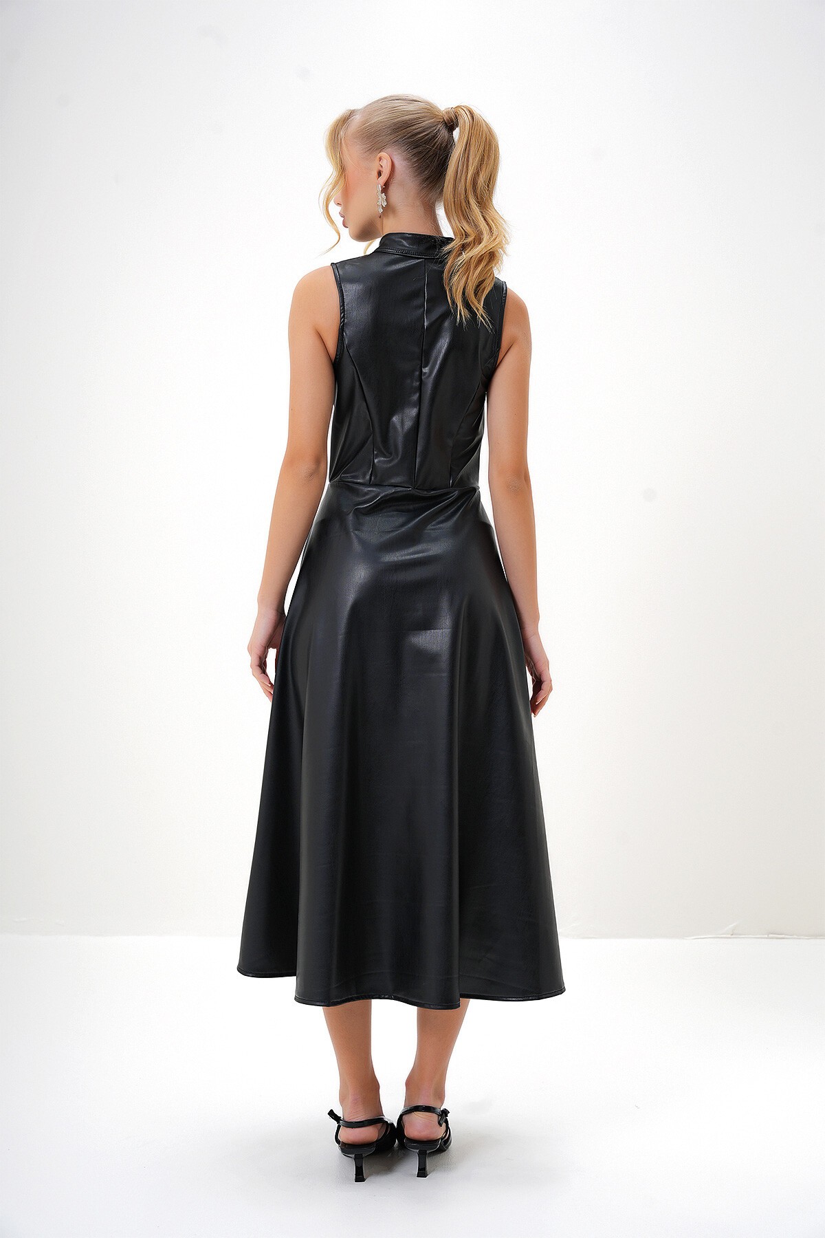 Siyah Hakim Yaka Kolsuz Önü Fermuarlı Suni Deri Elbise