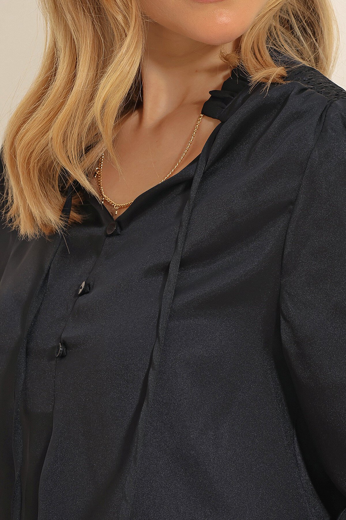 Siyah Hakim Yaka Omuzları Gipeli Balon Kol Düğme Detaylı Saten Bluz