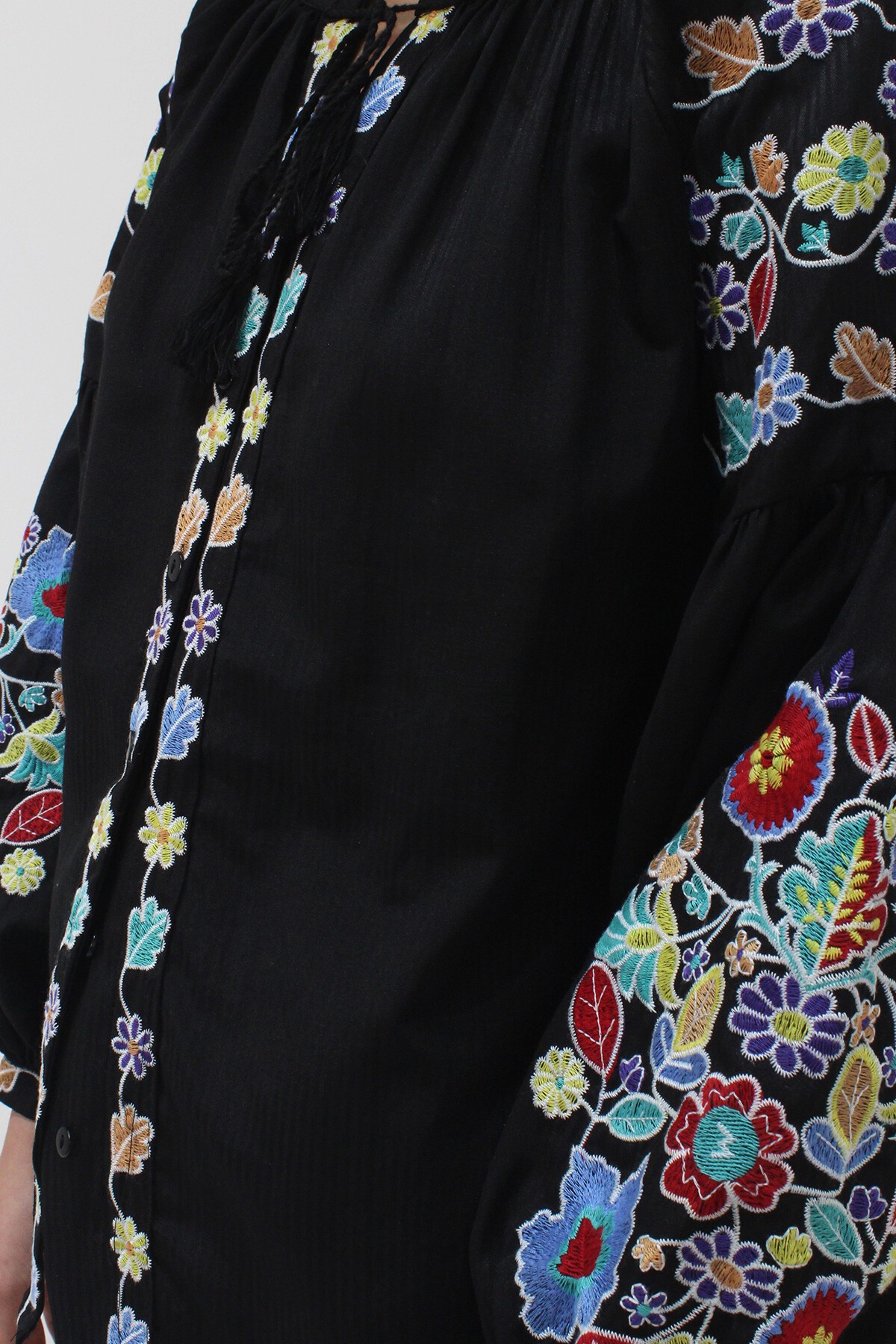 Siyah Hakim Yaka Püskül Bağcıklı Nakışlı Armürlü Dokuma Gömlek