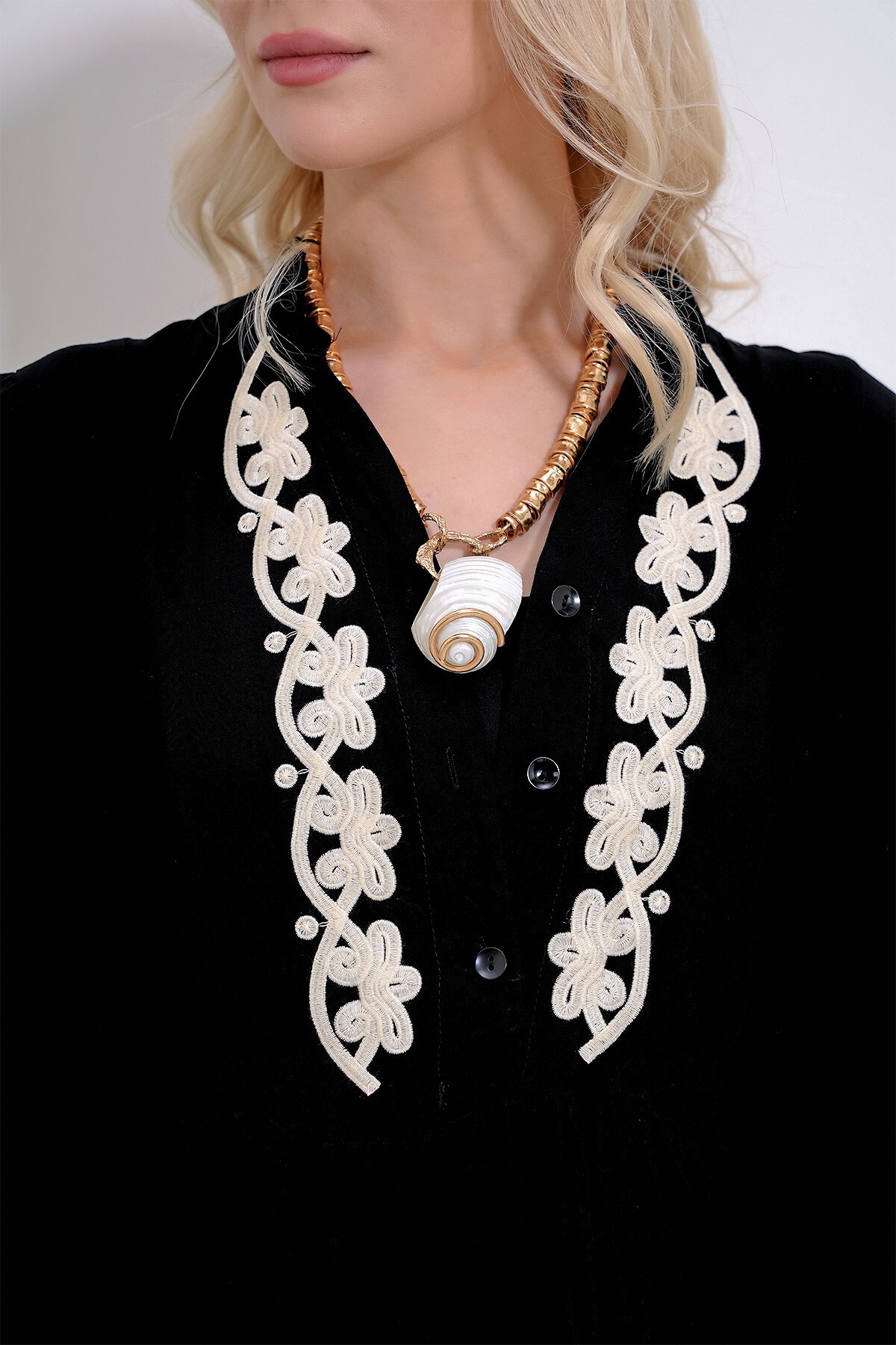 Siyah Hakim Yaka Robası Düğmeli Kat Kat Volanlı Nakışlı Balon Kol Dokuma Elbise