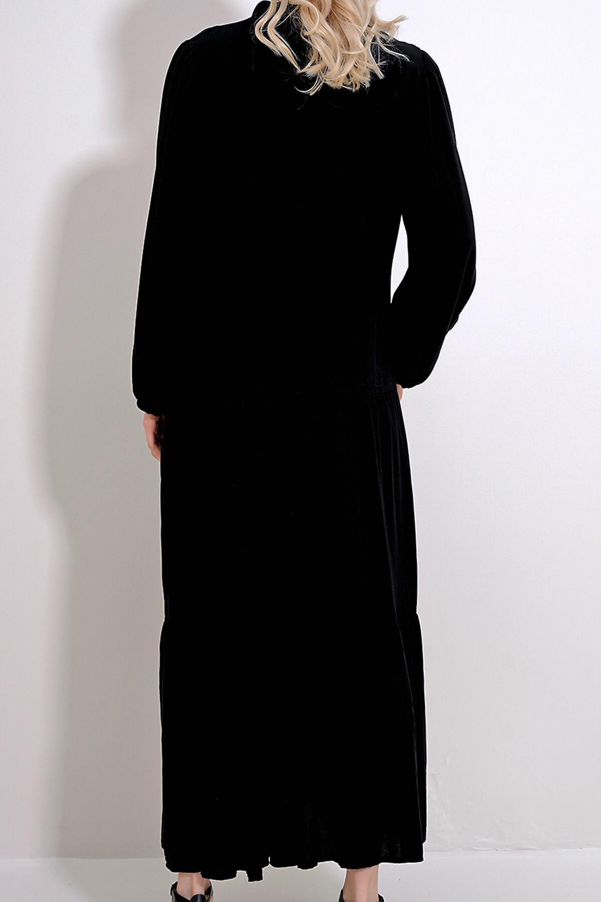 Siyah Hakim Yaka Robası Düğmeli Kat Kat Volanlı Nakışlı Balon Kol Dokuma Elbise