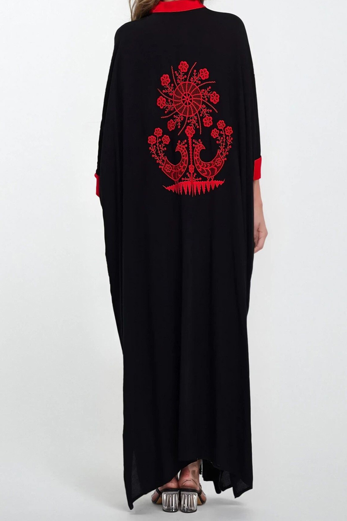 Siyah Hakim Yaka Yarım Patlı Yırtmaçlı Nakış İşlemeli  Büyük Beden Elbise