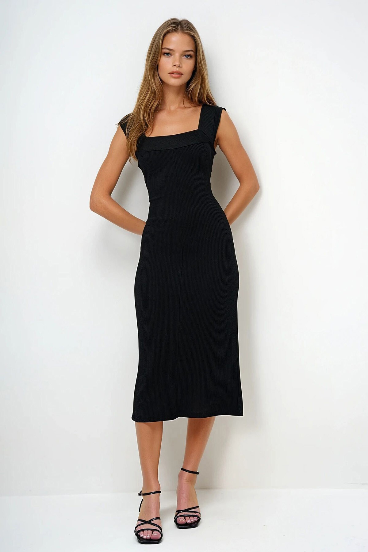 Siyah Kare Yaka Dokulu Maxi Boy Kolsuz Elbise