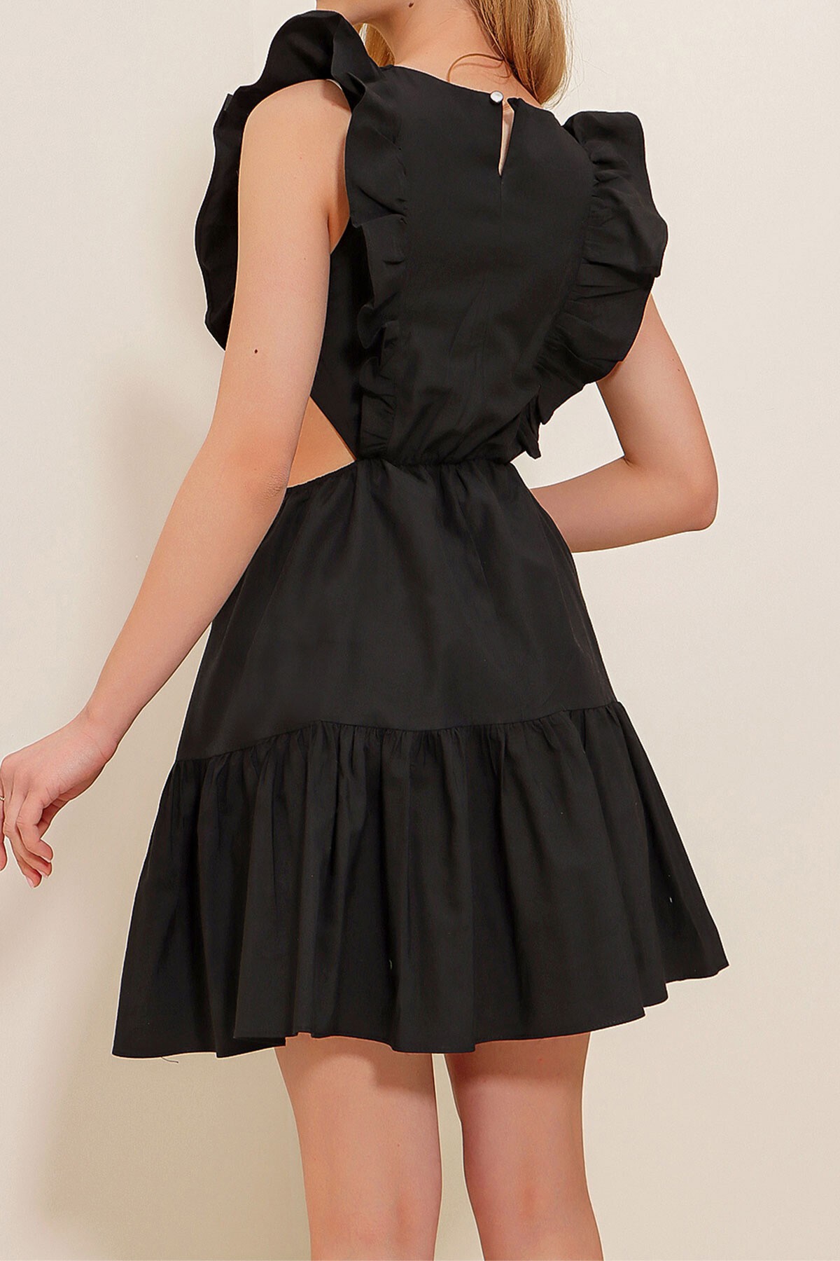 Siyah Kayık Yaka Beli Dekolteli Yanları Volanlı Poplin Elbise