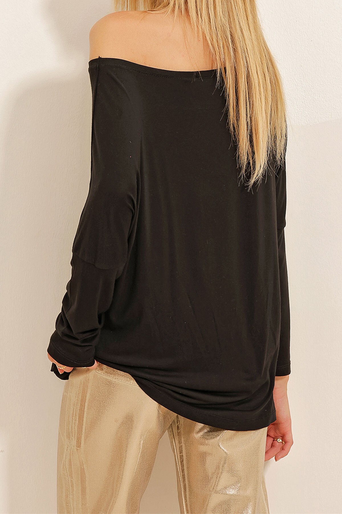 Siyah Kayık Yaka Dökümlü Salaş Bluz