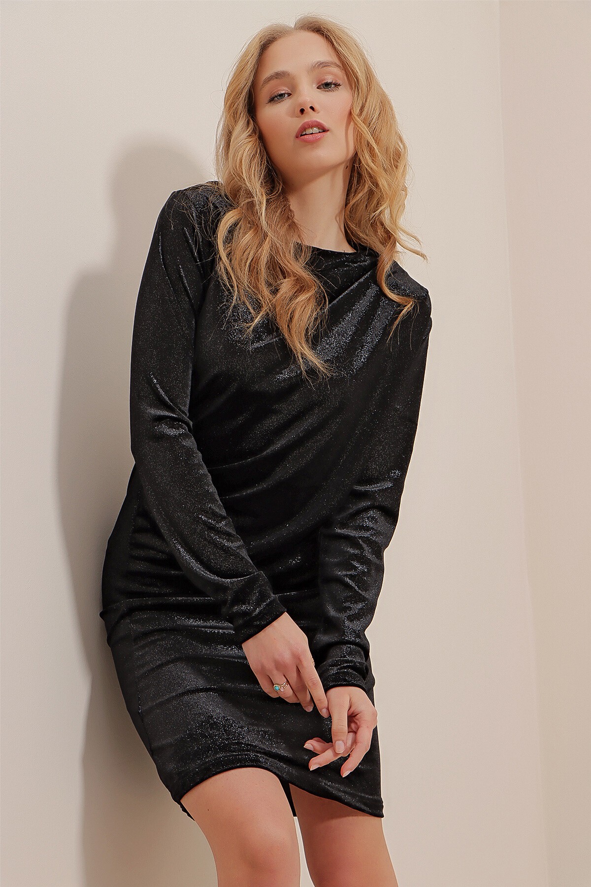 Siyah Kayık Yaka Drape Detaylı Kadife Elbise