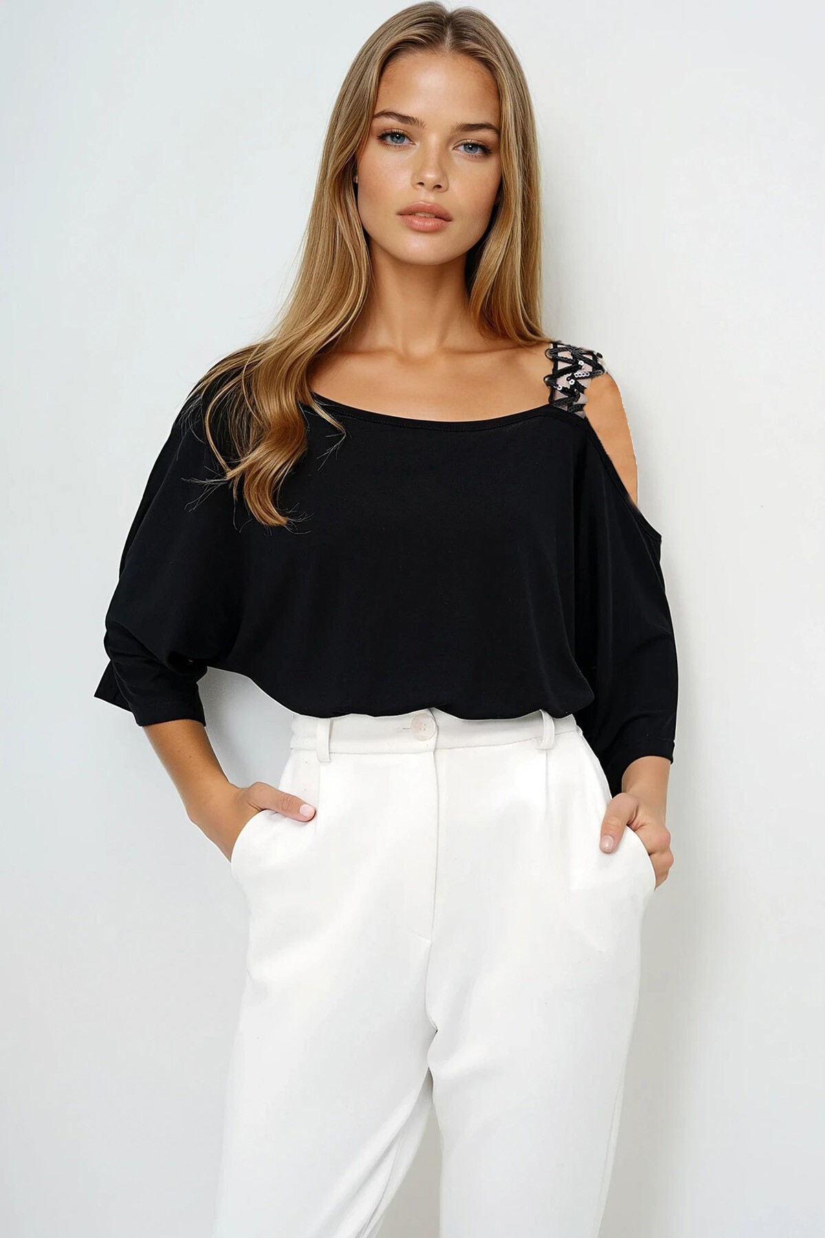 Siyah Kayık Yaka Tek Omuz Payet Bantlı Bluz