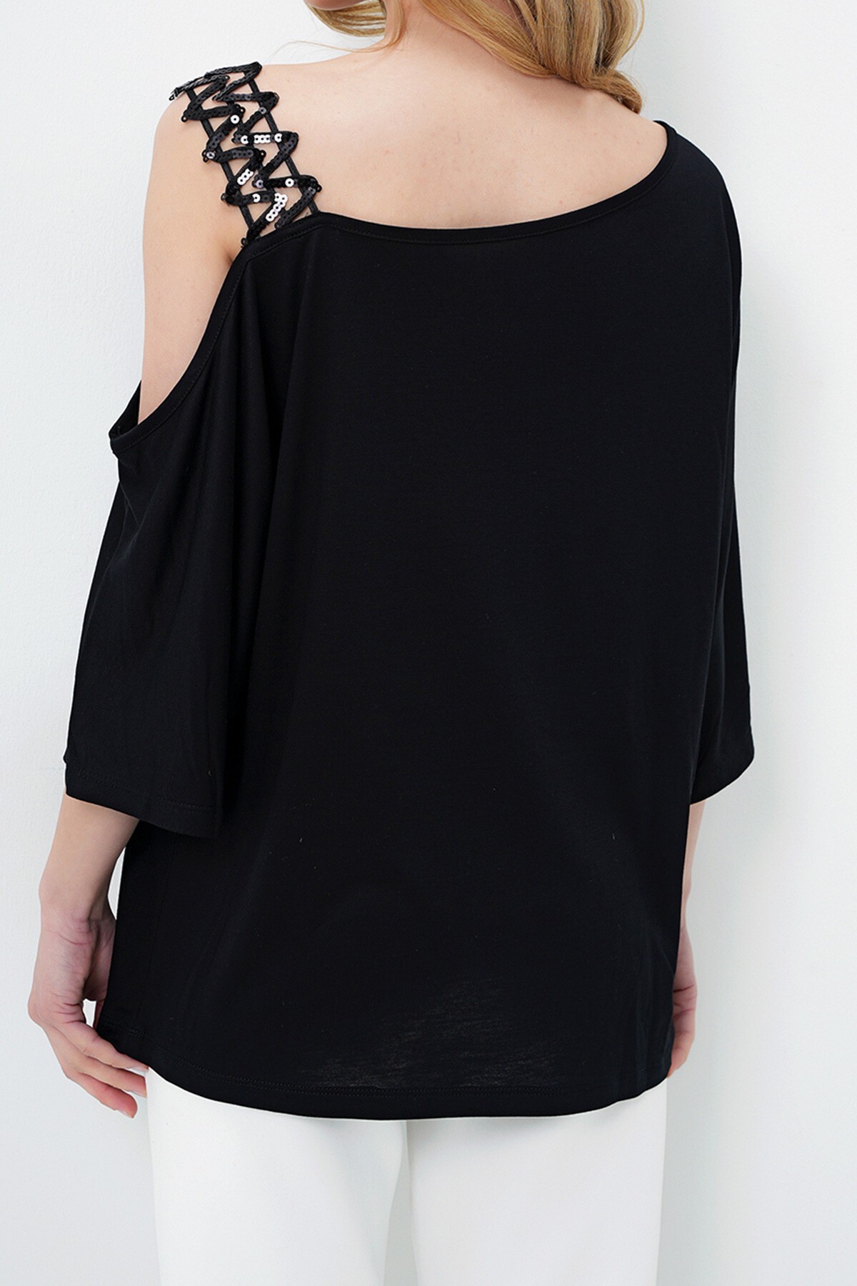 Siyah Kayık Yaka Tek Omuz Payet Bantlı Bluz