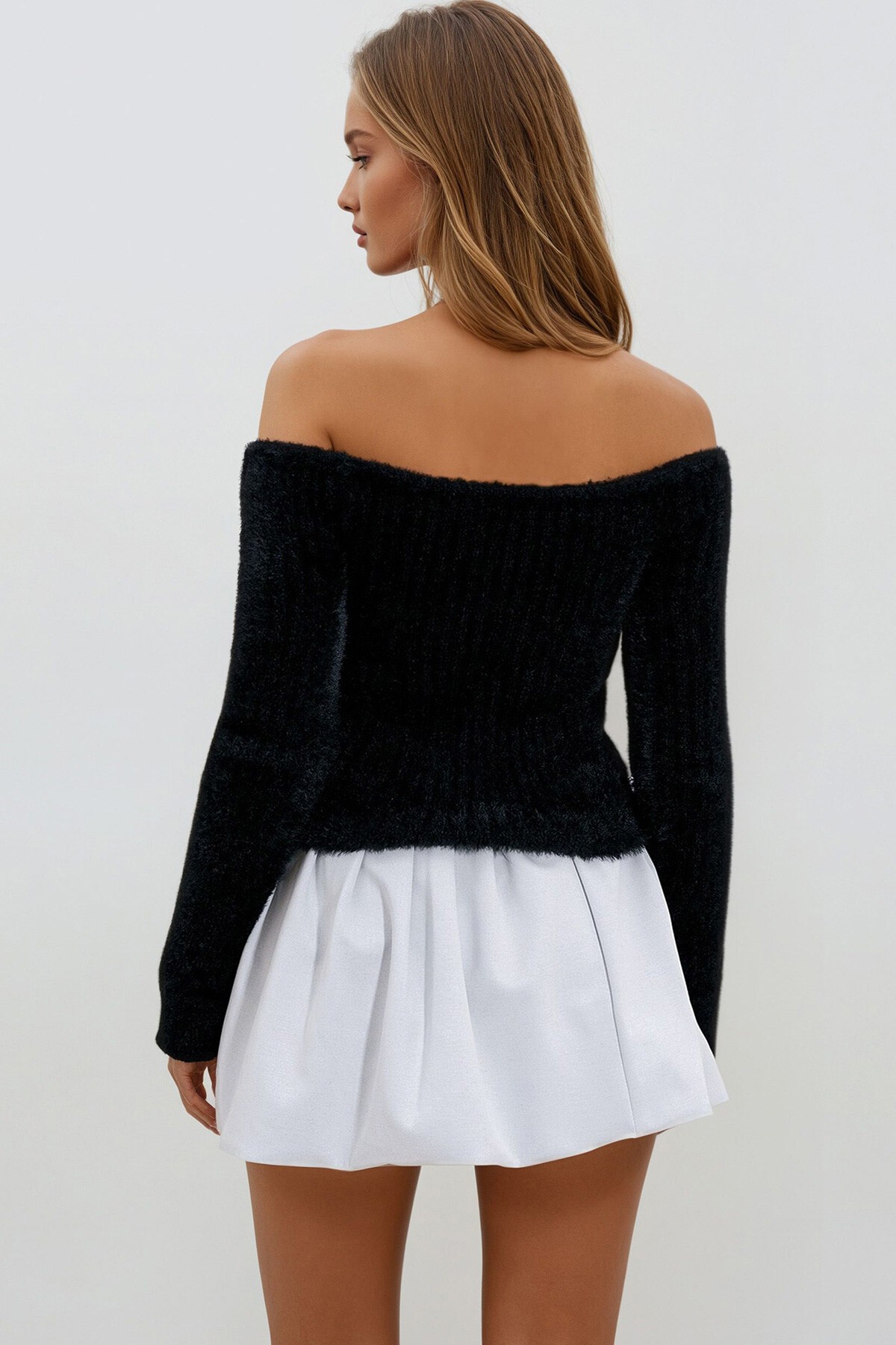 Siyah Kayık Yaka Uzun Kollu Yumoş Kazak