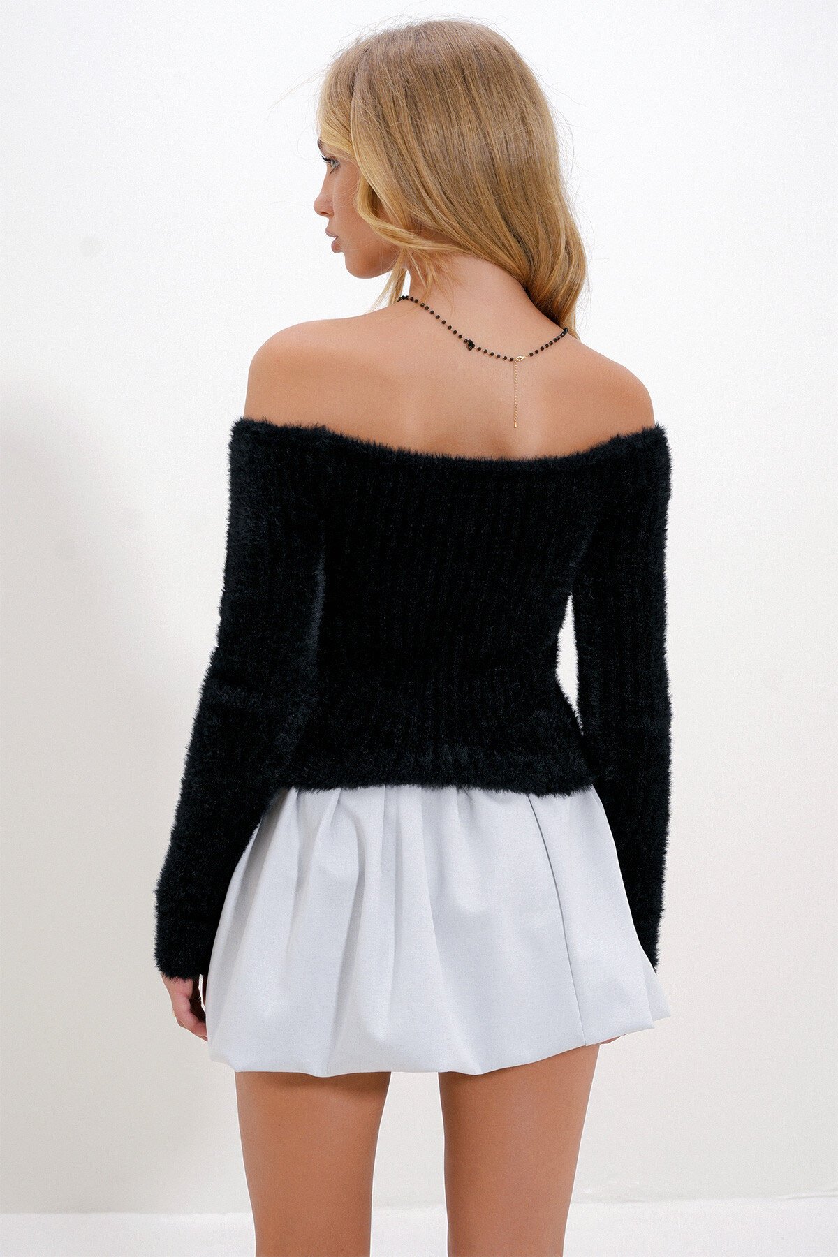 Siyah Kayık Yaka Uzun Kollu Yumoş Kazak