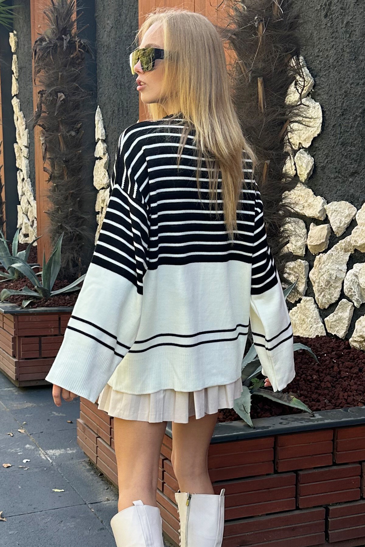 Siyah-Krem Dik Yaka Çizgi Bloklu Oversize Triko Kazak