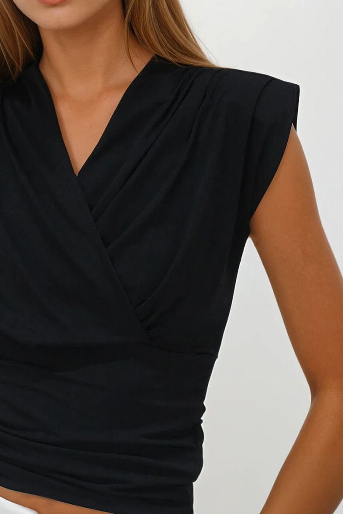 Siyah Kruvaze Yaka Vatkalı Yanı Büzgülü Bluz