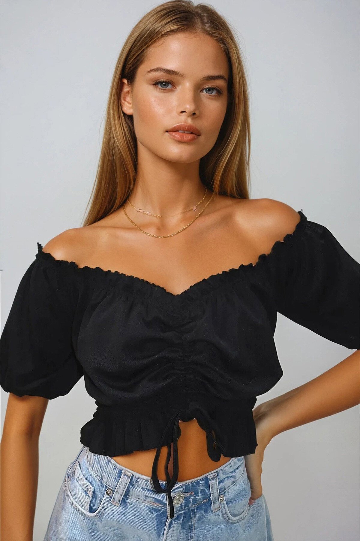 Siyah Madonna Yaka Beli Ve Kolları Lastikli Önü Büzgülü Crop Dokuma Bluz