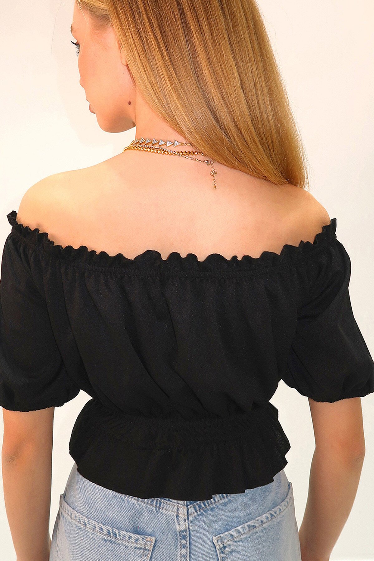 Siyah Madonna Yaka Beli Ve Kolları Lastikli Önü Büzgülü Crop Dokuma Bluz