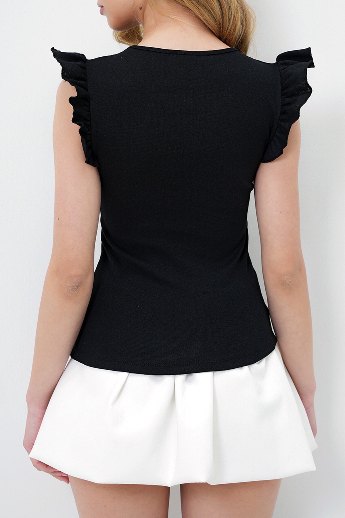 Siyah Metal Aksesuarlı Kolu Fırfırlı Kaşkorse Bluz