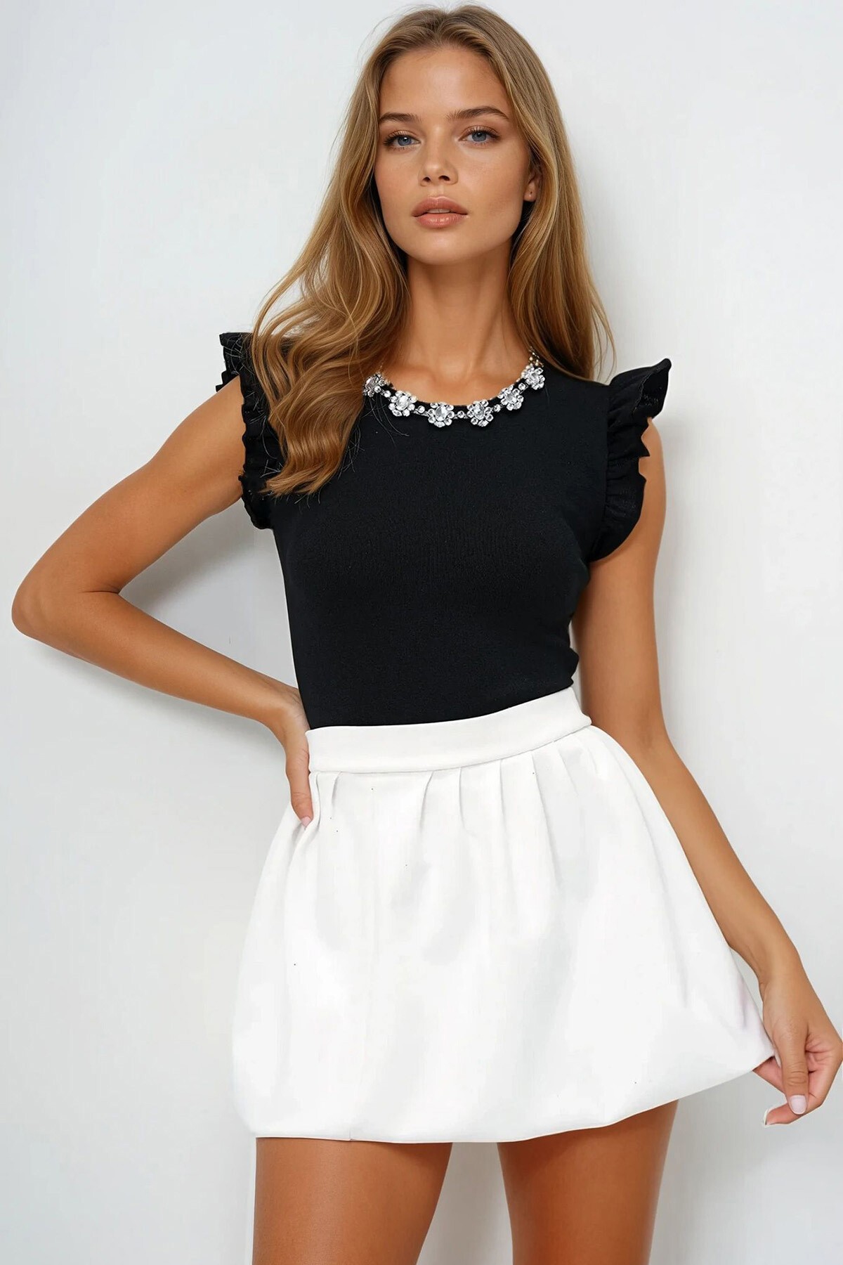 Siyah Metal Aksesuarlı Kolu Fırfırlı Kaşkorse Bluz